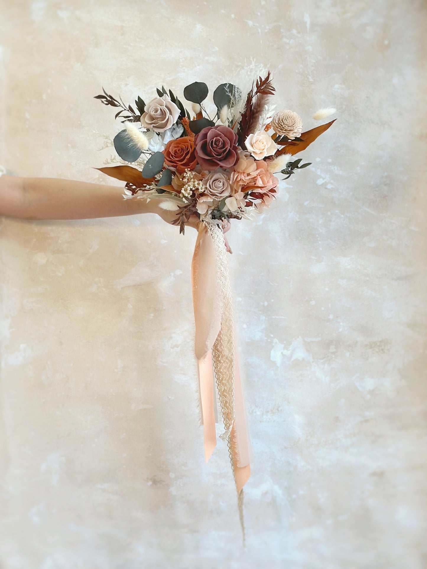 The olive green eucalyptus adds depth and contrast, enhancing the bouquet’s rustic elegance.
橄榄绿尤加利叶增添深度与层次,提升捧花的田园优雅感。