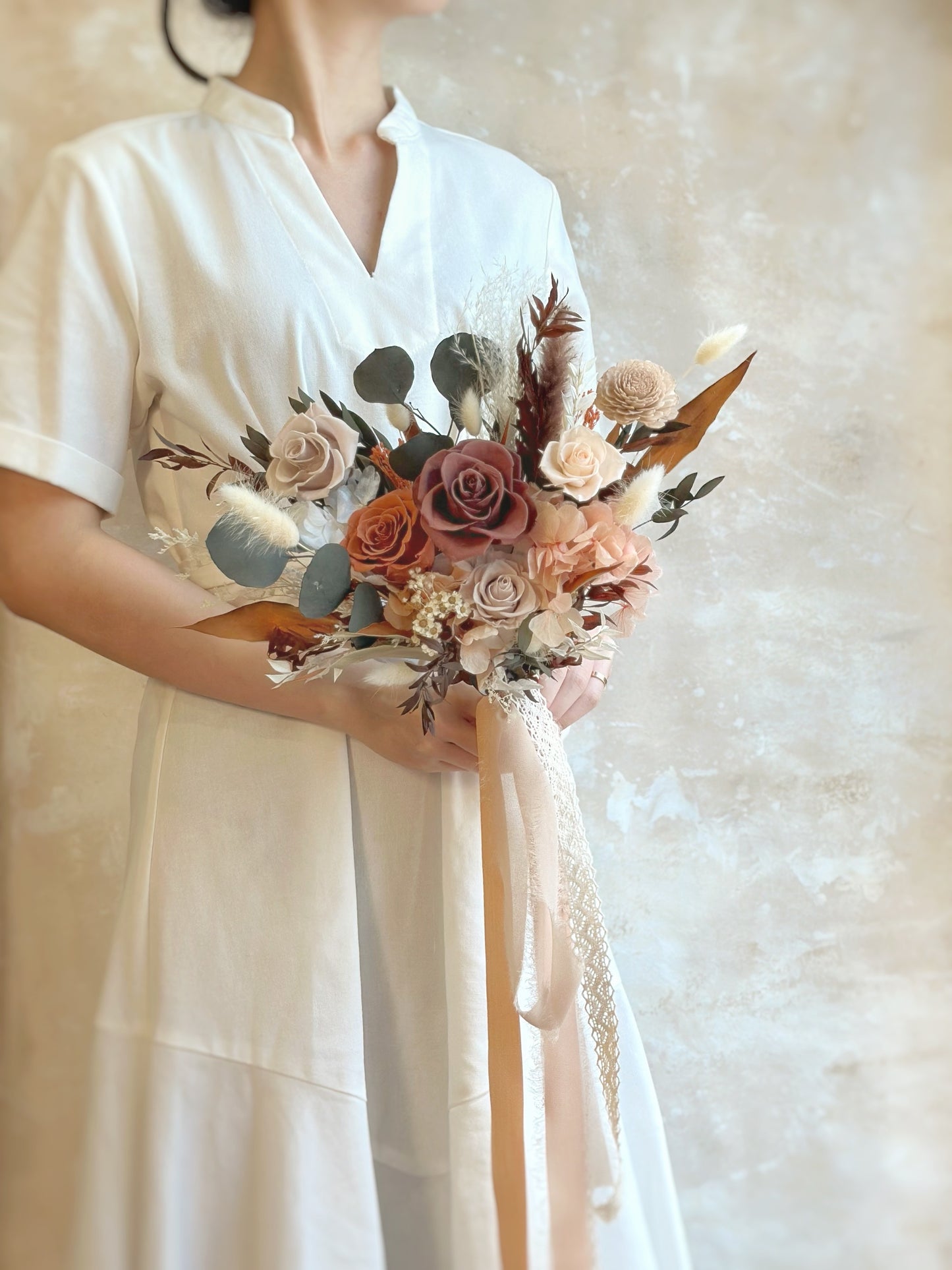 Designed for boho brides who adore warm, natural hues with an effortlessly chic style.
专为喜爱温暖自然色彩与随性时尚风格的新娘打造。