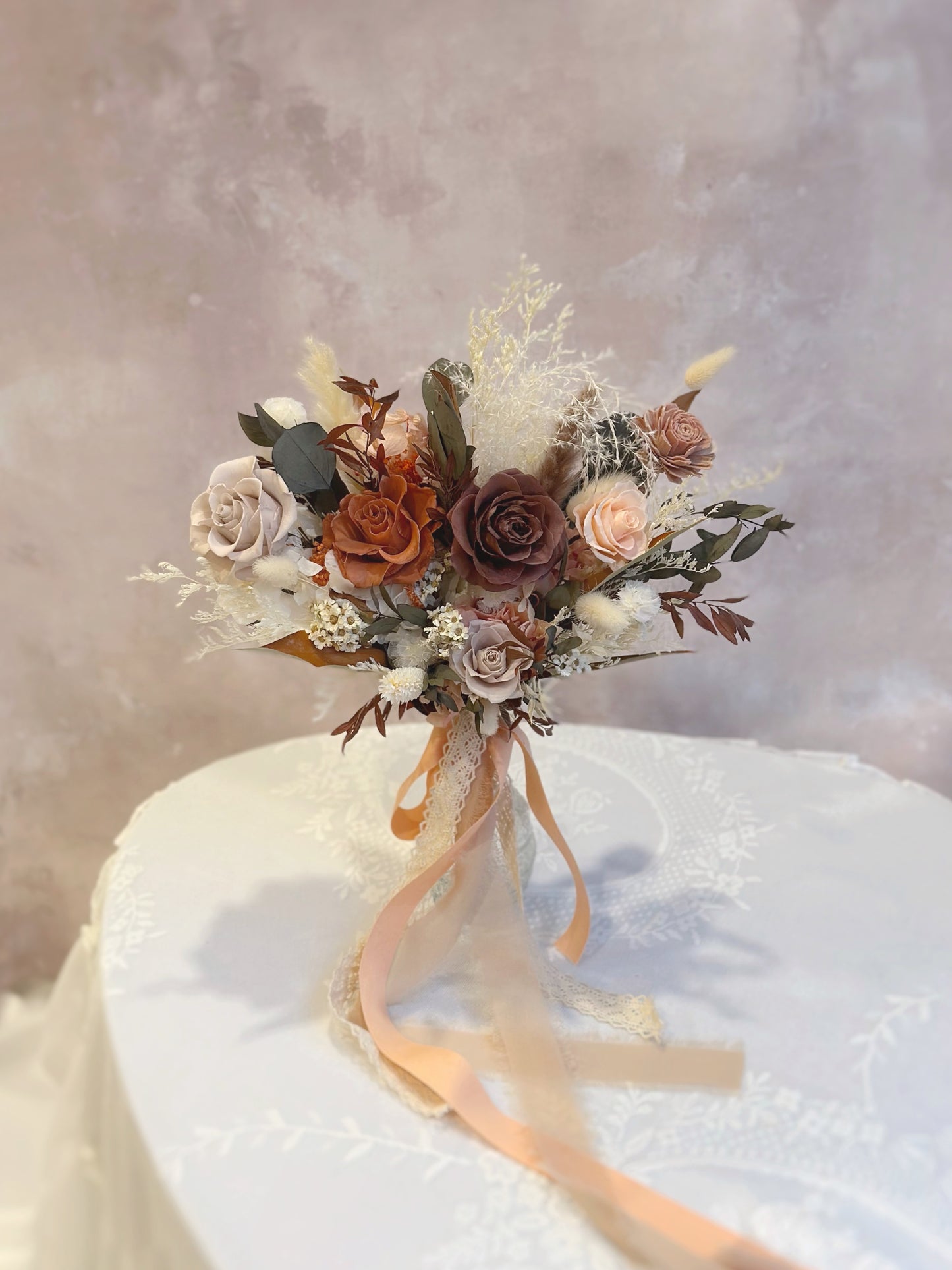 atniss exudes effortless boho elegance with soft pampas grass and preserved olive green eucalyptus.
Katniss捧花搭配柔和的芦苇草与橄榄绿永生尤加利叶,展现波西米亚风格的优雅。