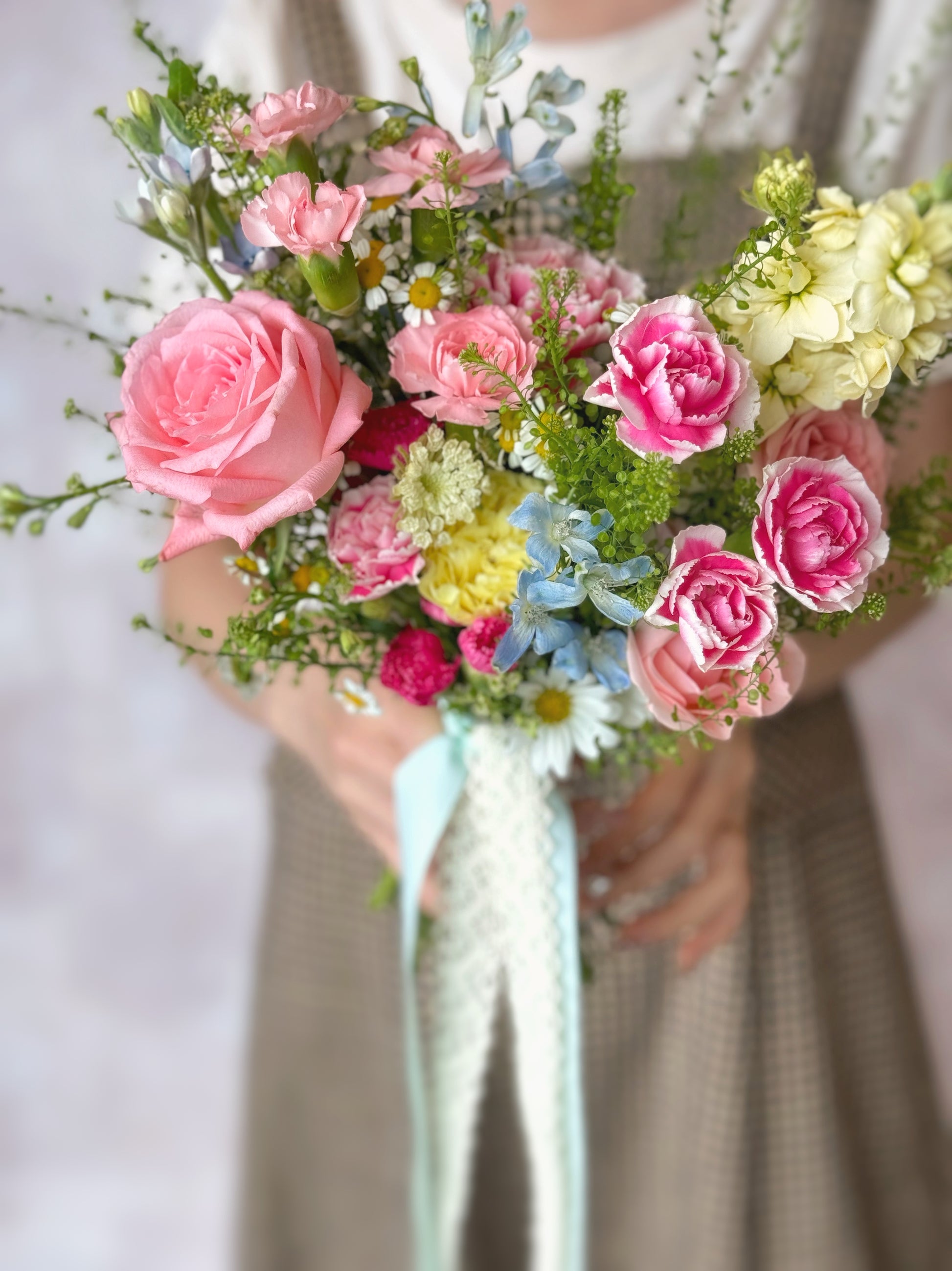 Le jardin fresh flowers bridal bouquet close up view luxe size, intricate floral details of a vibrant French garden bouquet, blending bright hues and lush greenery for a fresh, joyful feel
近距离欣赏这款明亮生动的捧花,色彩渐变与花卉质感完美结合