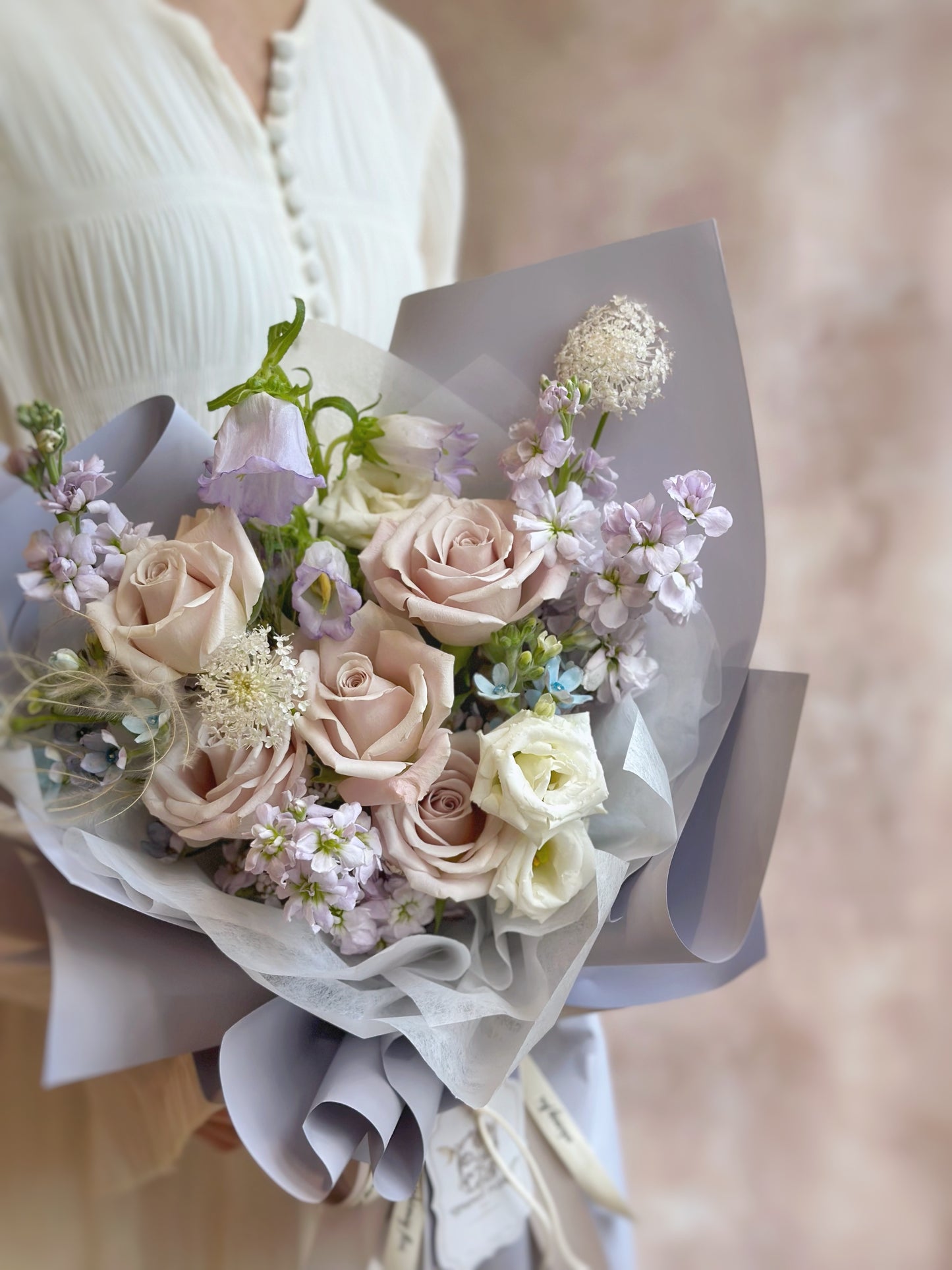 Close-up of lilac and baby blue flowers showing petal details and soft hues.
淡紫与婴儿蓝花朵特写,展现细腻花瓣与柔和色调。