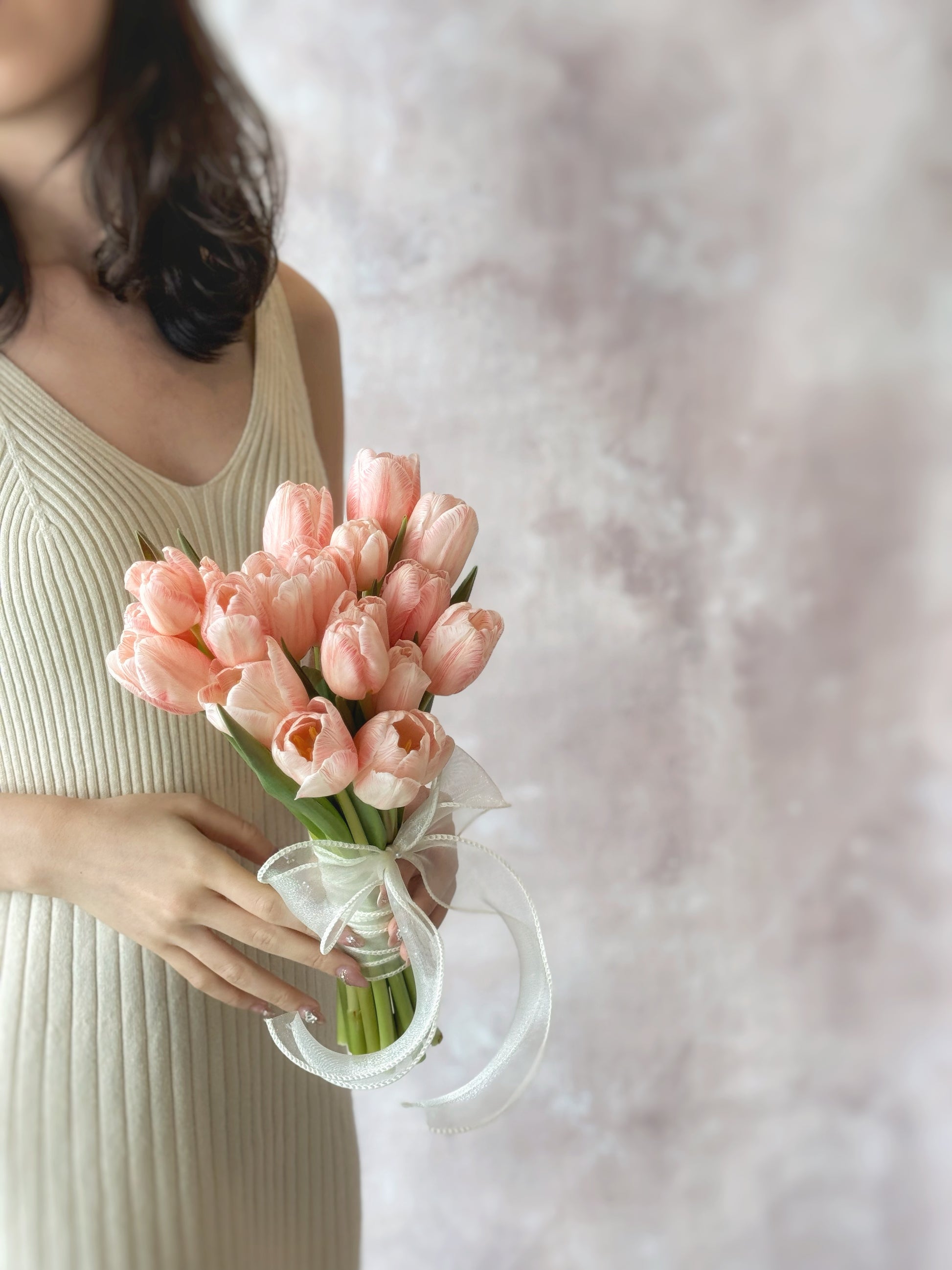 The gentle curve of tulip stems forming a romantic heart-shaped bridal bouquet
郁金香花茎优雅弯曲,组成浪漫心形新娘捧花