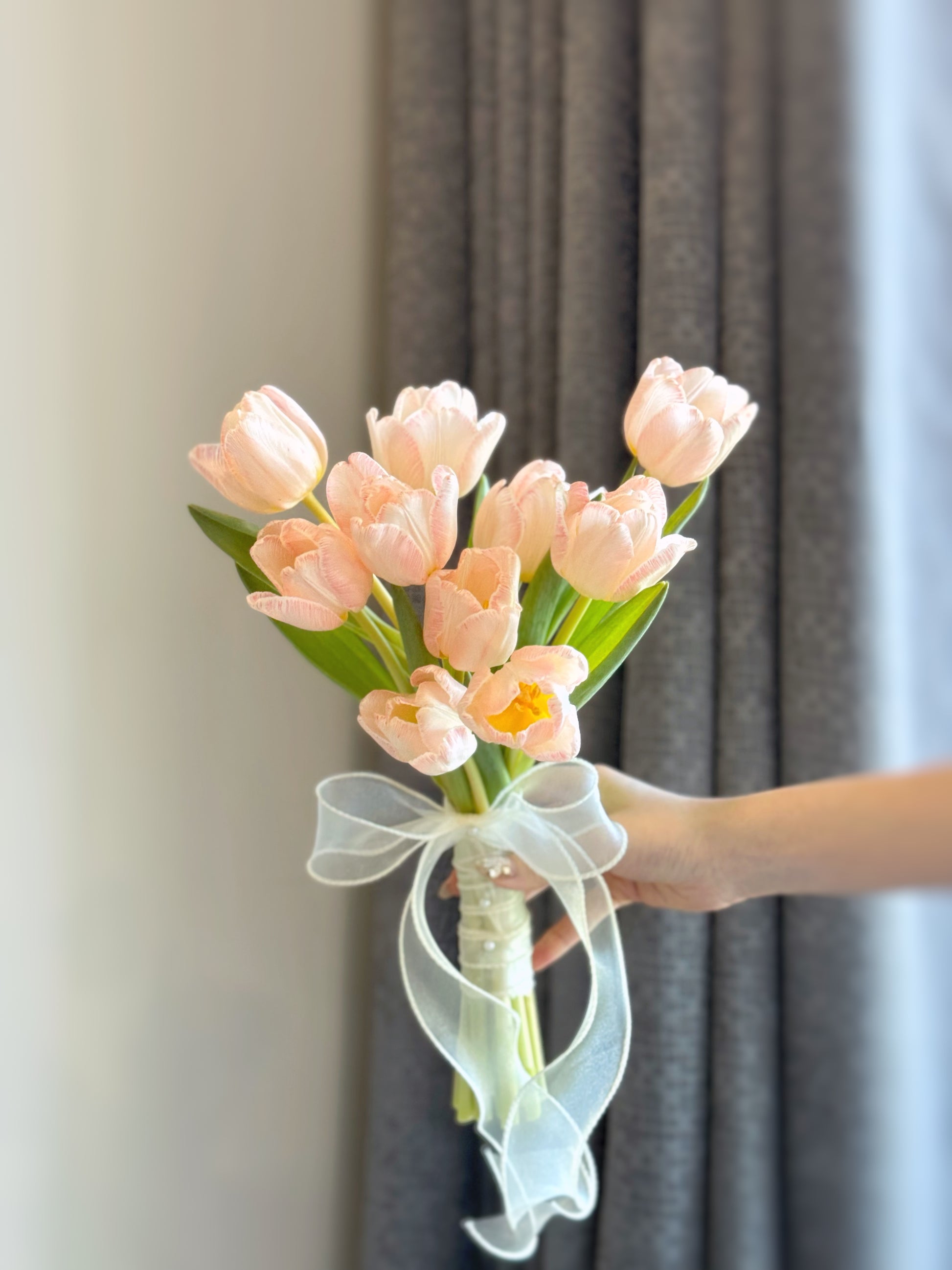 a unique Korean-style bouquet featuring 9-10stem-dyed tulips in soft peachy pink hues
采用染色郁金香的独特韩式捧花,展现温柔蜜桃粉色调