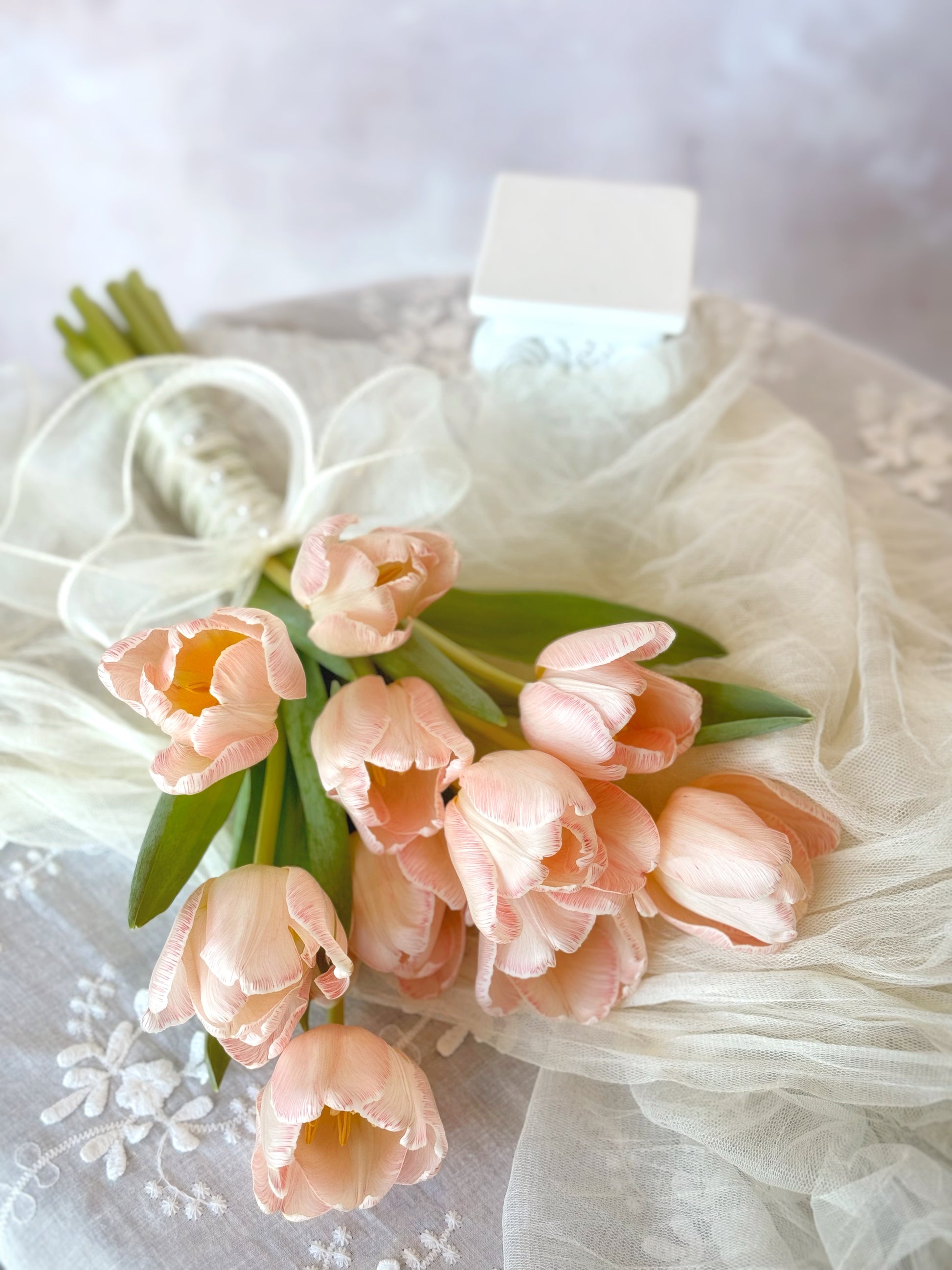 A dreamy floral heart made of tulips, perfect for brides who love soft pastel tones
由郁金香打造的梦幻花艺心形,适合喜爱柔和色调的新娘