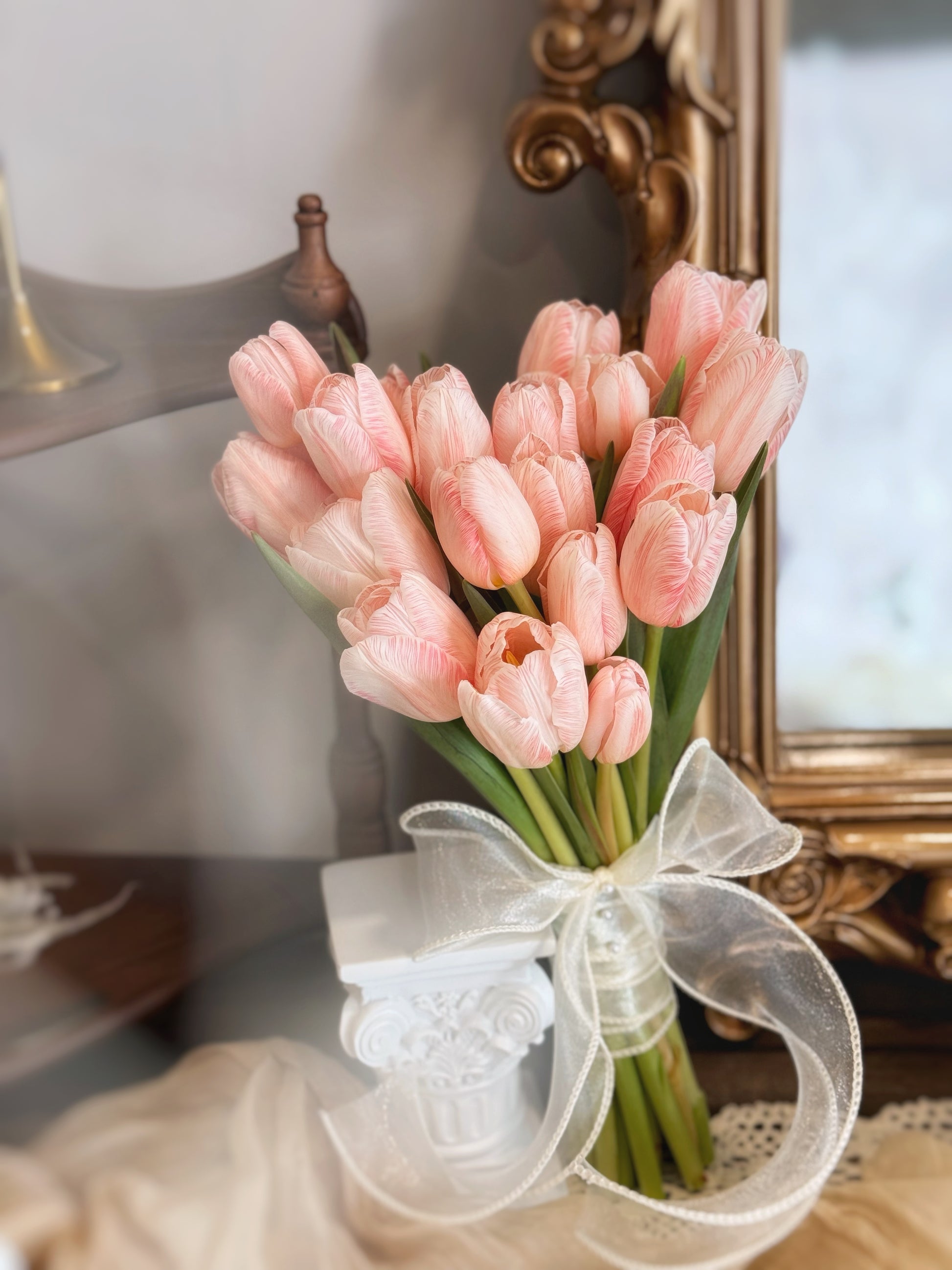 A charming heart-shaped tulip arrangement, symbolizing love and warmth on your big day
迷人的心形郁金香花束,象征婚礼上的爱与温暖