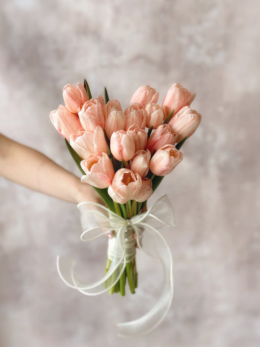 The perfect blend of soft pink and peach tones in a heart-shaped tulip bouquet for a dreamy wedding
柔和蜜桃粉色调的心形郁金香捧花,打造梦幻婚礼氛围
