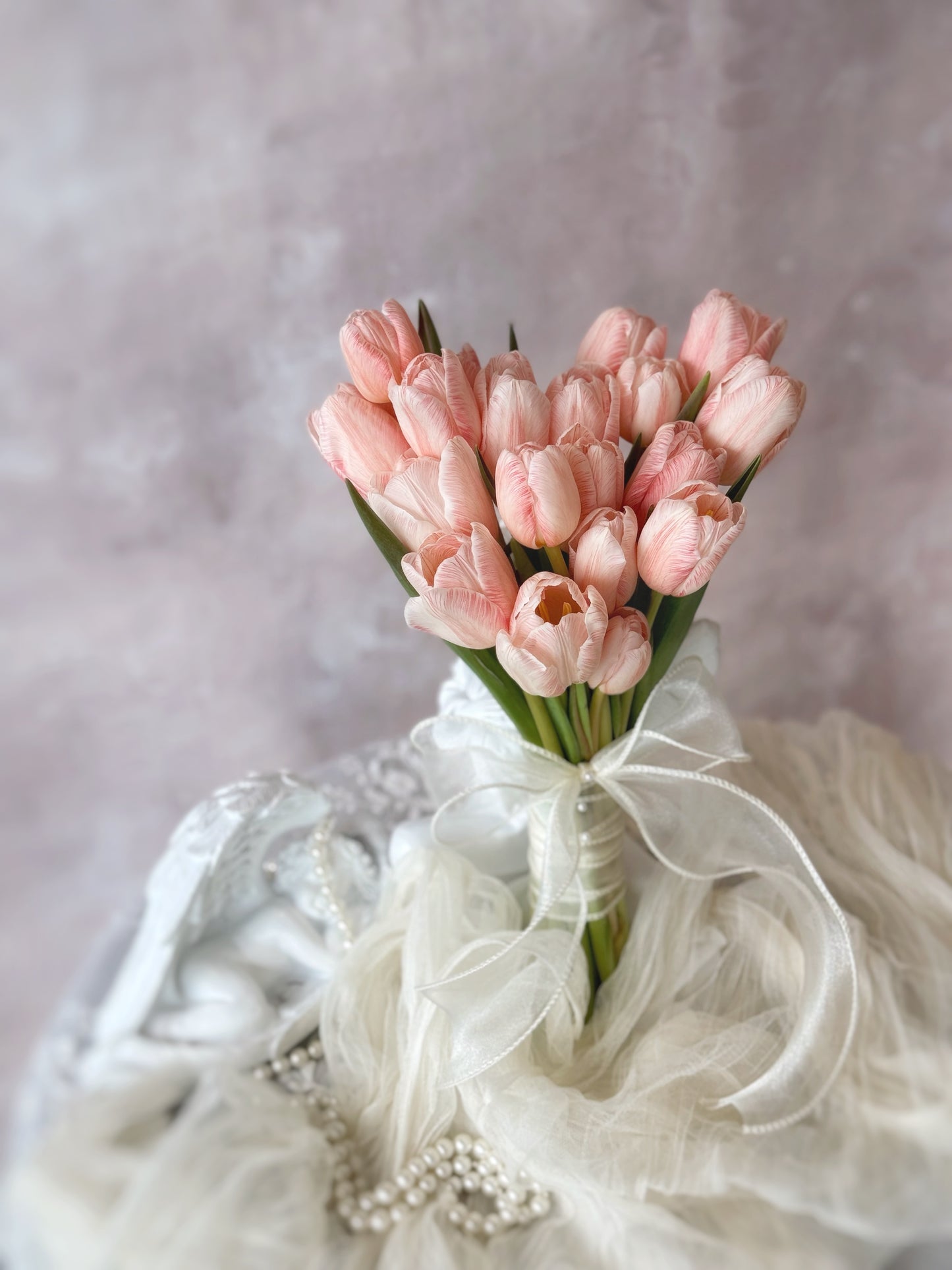 A Korean-style 18-20 stalks of tulips bouquet in soft peachy pink, perfect for a dreamy and timeless wedding
韩式18-20只蜜桃粉郁金香捧花,适合梦幻唯美的婚礼