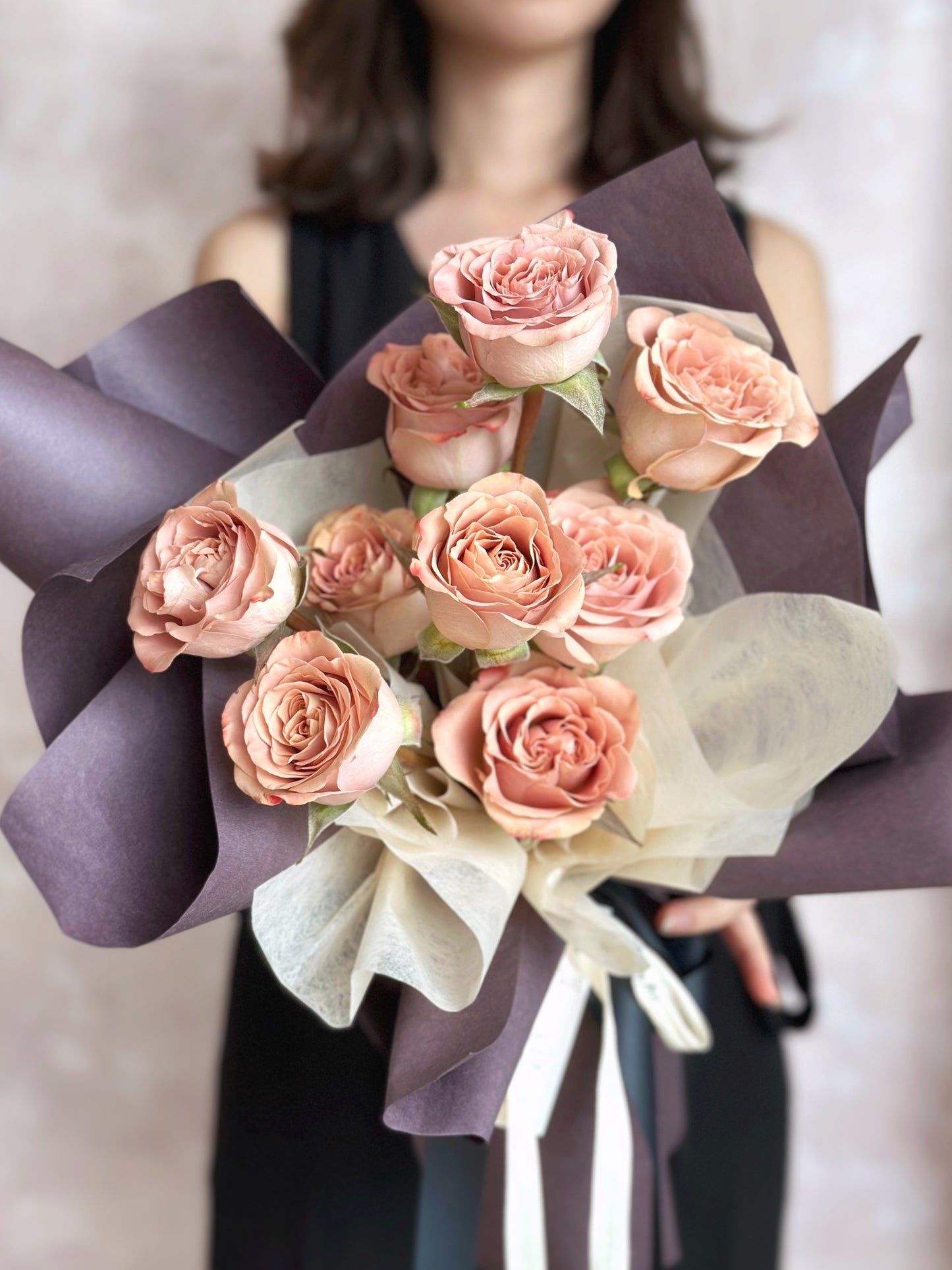 Close-up of dusty pink cappuccino rose petals with delicate texture and soft curves, conveying vintage beauty.
特写镜头聚焦卡布奇诺玫瑰花瓣,尘粉色调与柔美花型传递出复古气息。