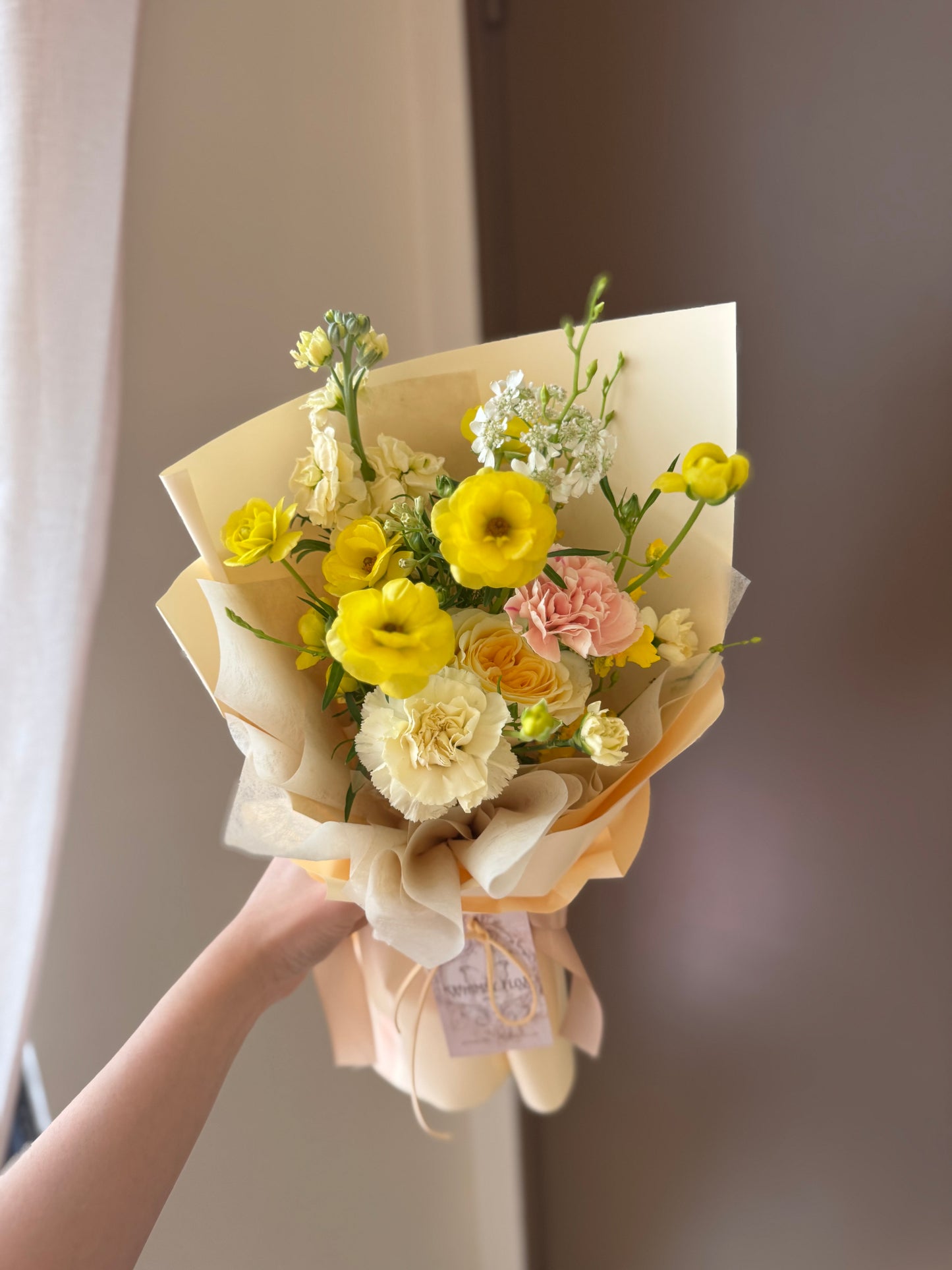 Top-down view of “Marigold” bouquet showcasing symmetrical, bright floral arrangement.
俯视角度,呈现「Marigold」花束对称且亮丽的整体布局。