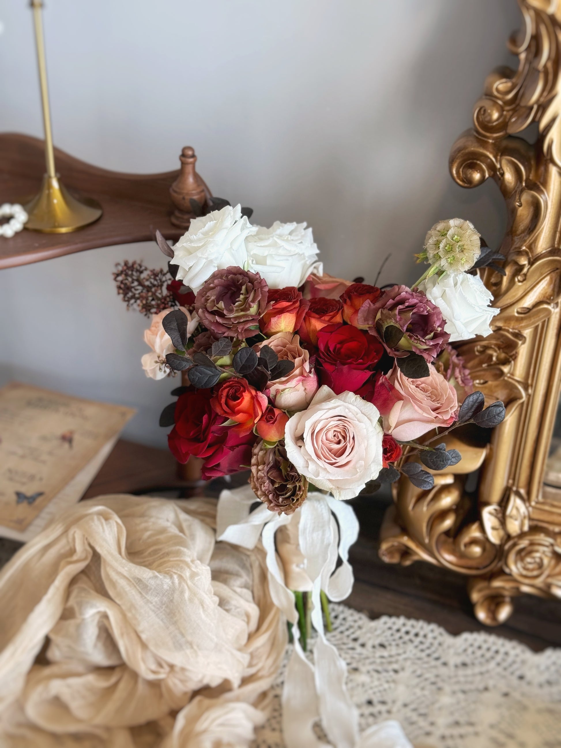 采用深酒红与紫丁香色调的新娘捧花,适合喜欢大胆又浪漫风格的新娘