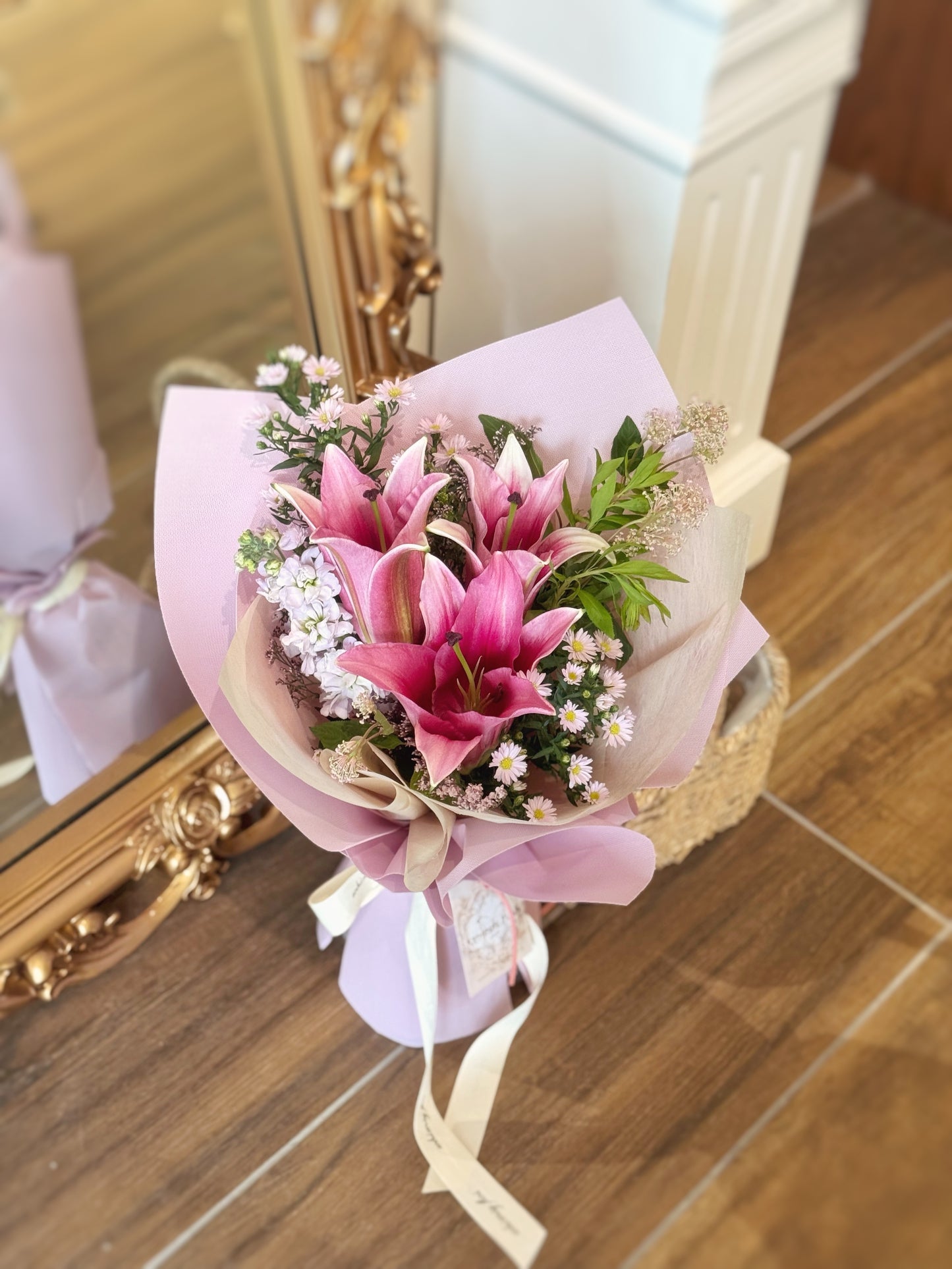 Front view of a fresh bouquet featuring bold pink lilies and soft mauve-pink fillers, combining vibrance and romantic grace.
正面展示鲜花花束,亮眼粉百合搭配柔和紫粉色配花,展现活力与优雅浪漫的结合。