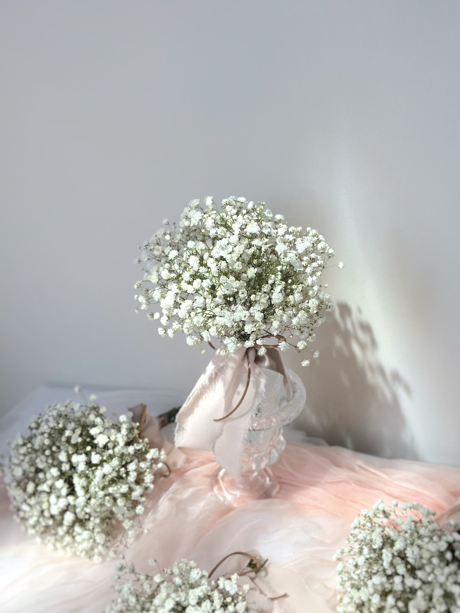 Delicate white baby breath flowers forming a cloud-like wedding bouquet, suitable for bridesmaids
细腻白色满天星花朵组合成云朵般的新娘捧花,也合适定制给伴娘