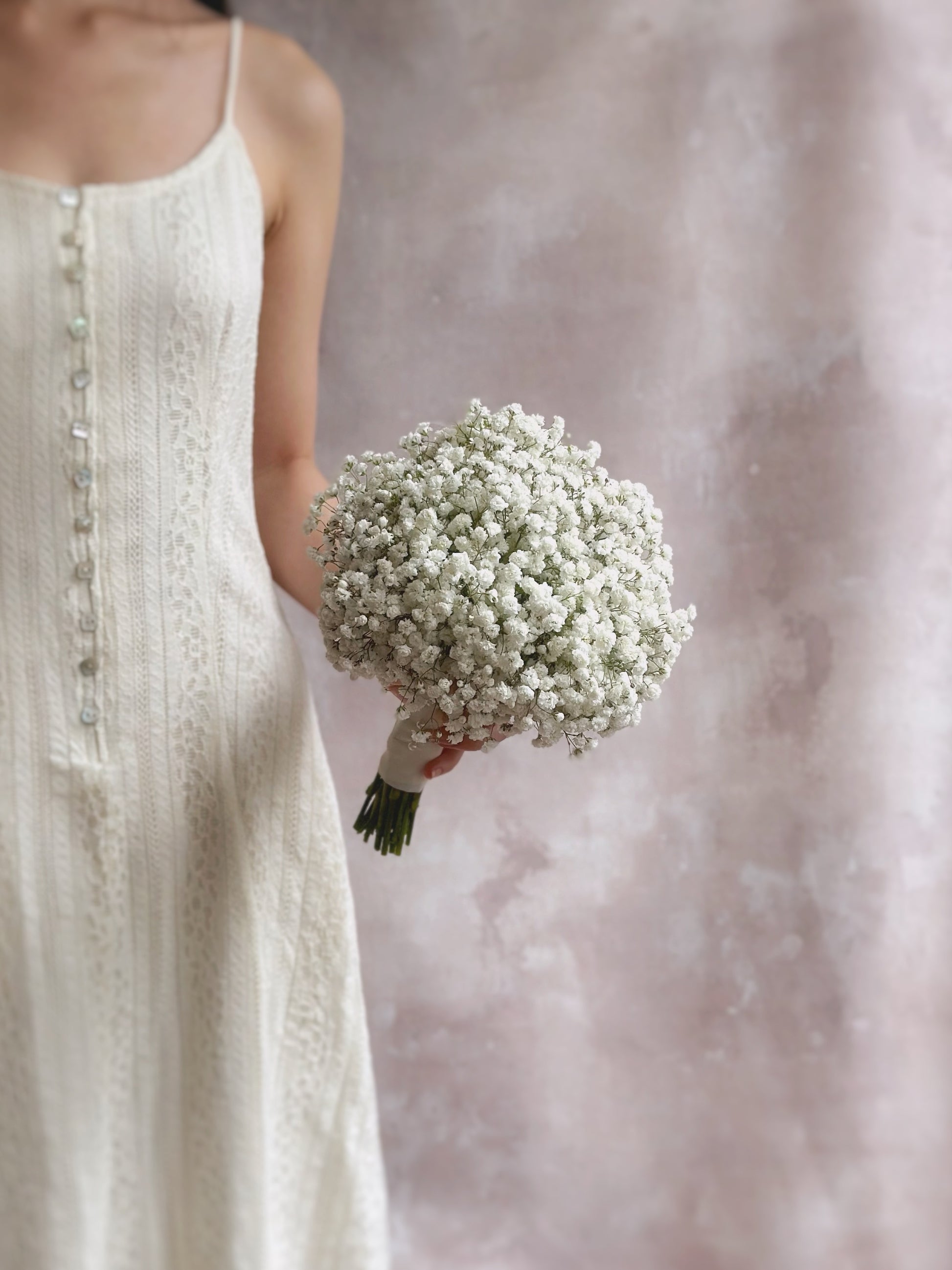 A lightweight, airy baby breath bouquet perfect for both brides and bridesmaids
轻盈柔美的满天星捧花,适合新娘与伴娘团队
