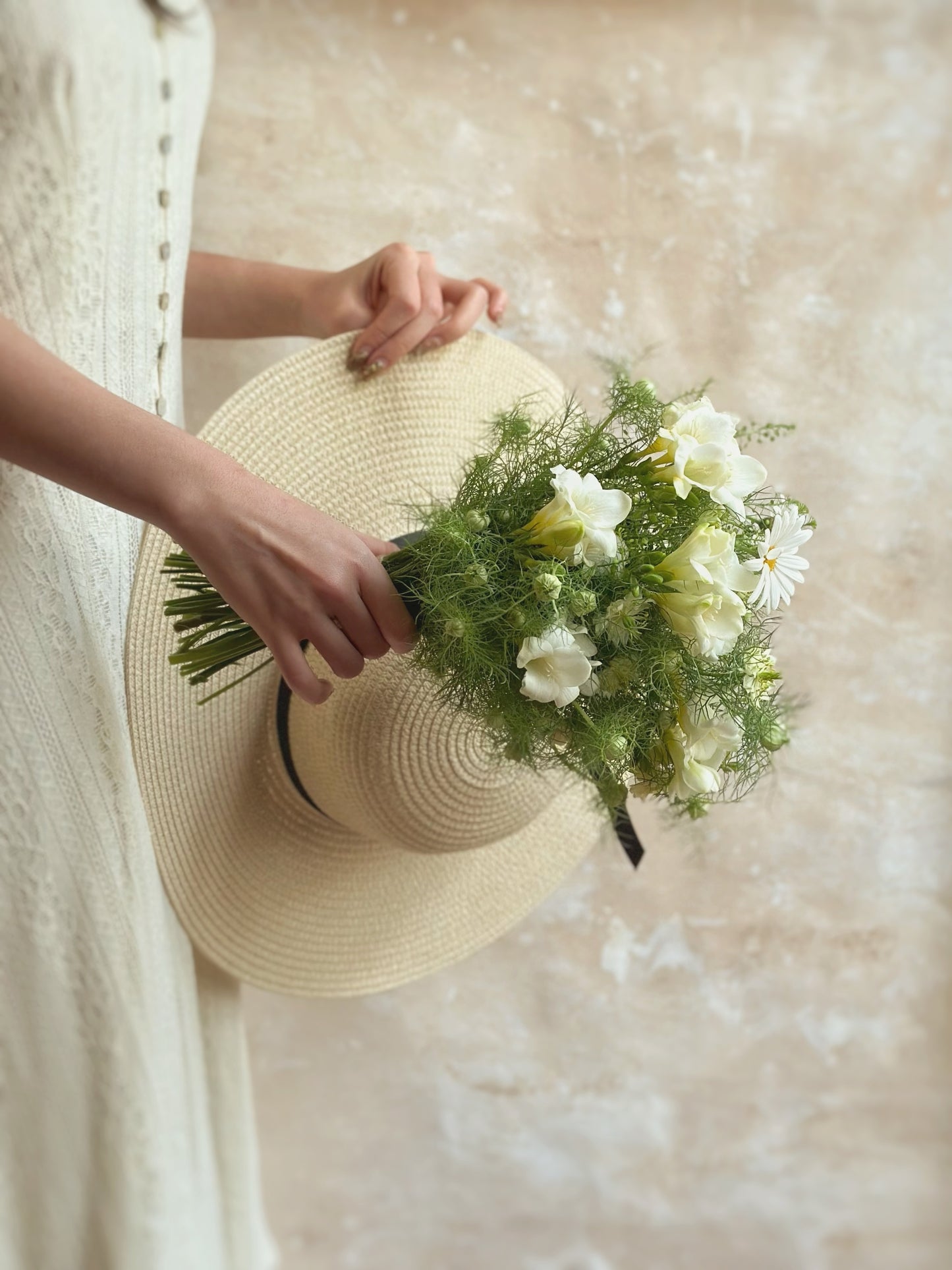 A side profile of the ivory wildflower bouquet, revealing cascading greenery that adds movement and flow to the bouquet’s organic shape.
象牙色野花捧花的侧面视角,绿叶自然垂落,营造流畅飘逸的花束形态。