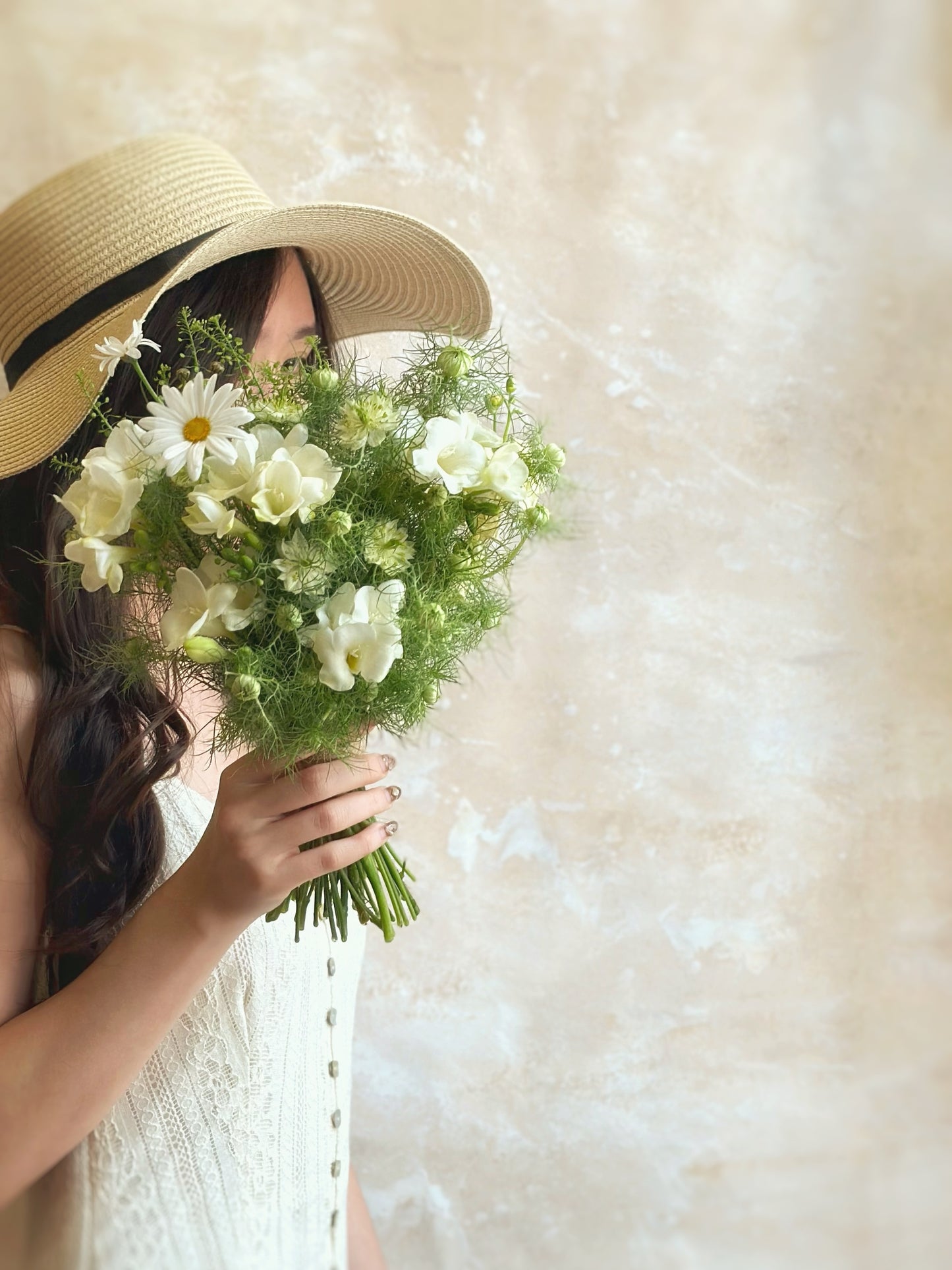A detailed close-up of an ivory wildflower bouquet, highlighting the intricate textures of soft blooms and flowing greenery. The organic, freeform design enhances its natural and romantic charm.
象牙色野花捧花的特写镜头,展示细腻花瓣与自然绿叶的层次感,营造浪漫自然的氛围。