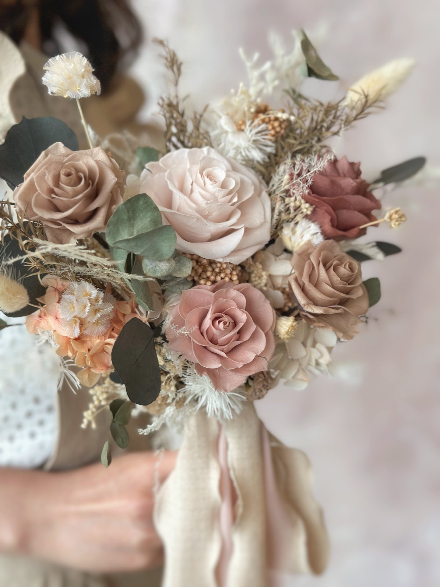 A detailed close-up capturing the soft textures and earthy hues of this preserved bouquet.
特写镜头展现捧花的柔和质感与大地色调之美。