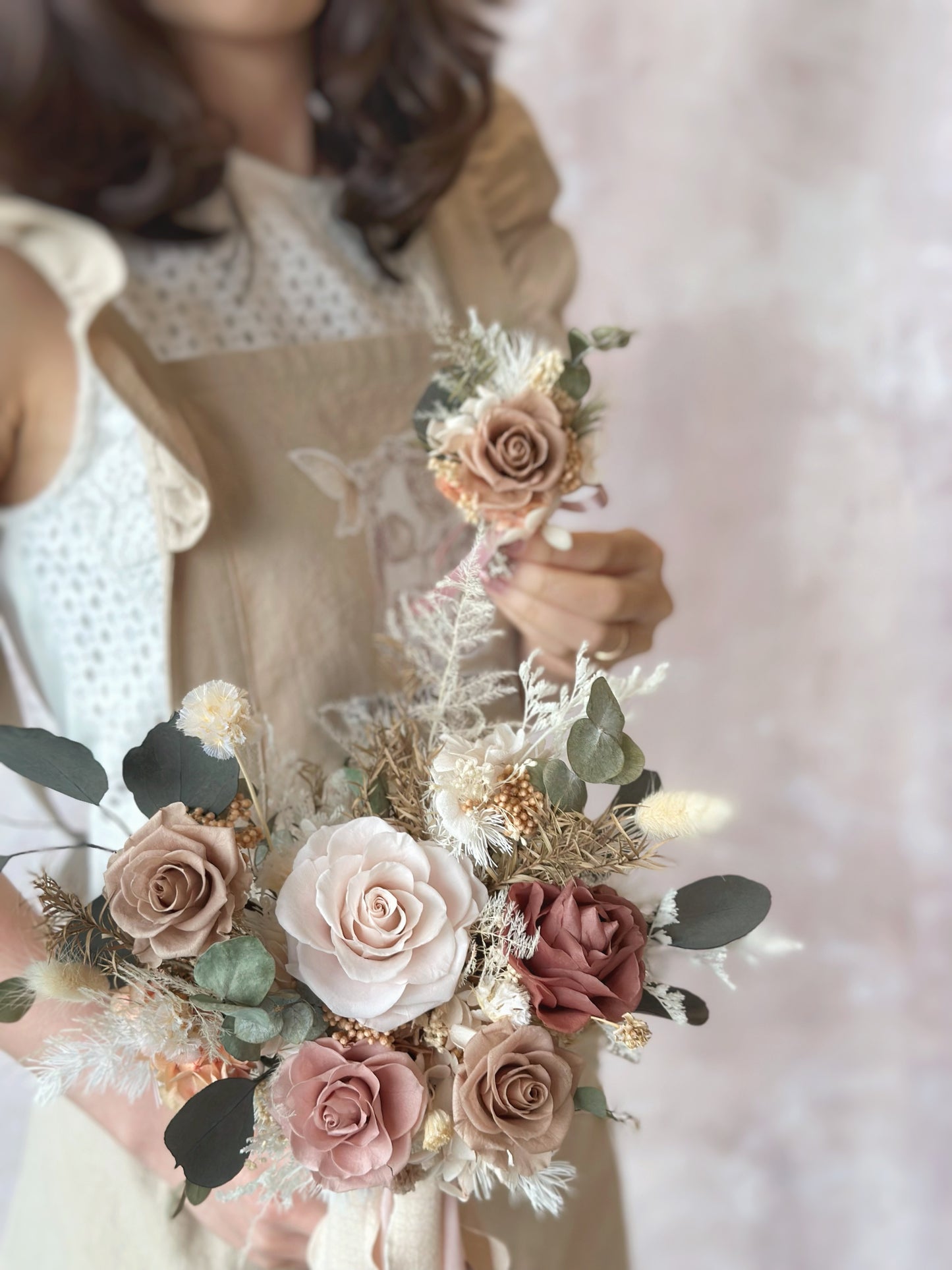 Minimalist yet elegant, this corsage is perfect for the groom or wedding party members.
简约而优雅的胸花,适合新郎或婚礼嘉宾佩戴。