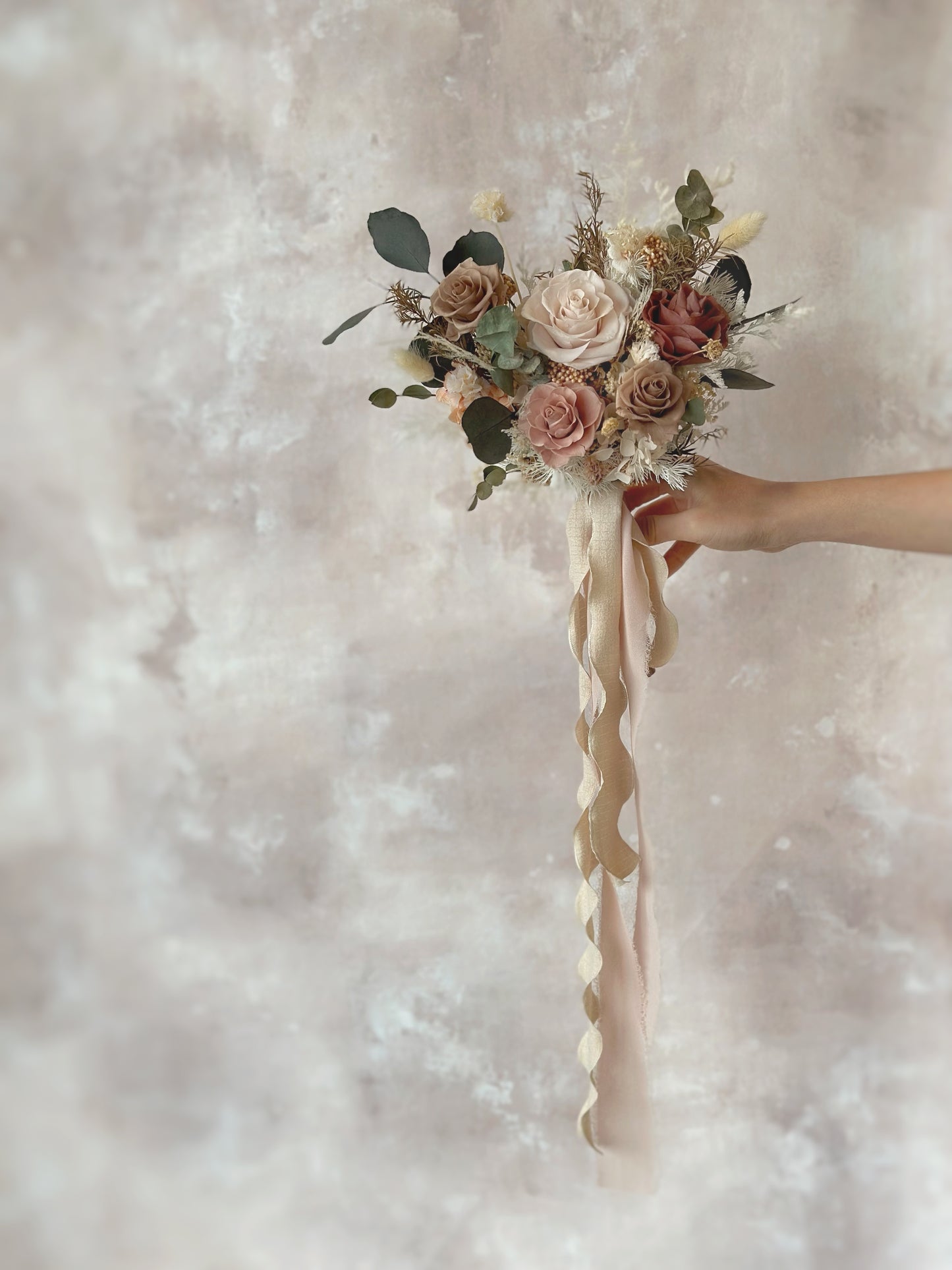 A harmonious blend of preserved florals and foliage, creating an organic and timeless arrangement.
永生花与叶材和谐交融,呈现自然且隽永的设计。