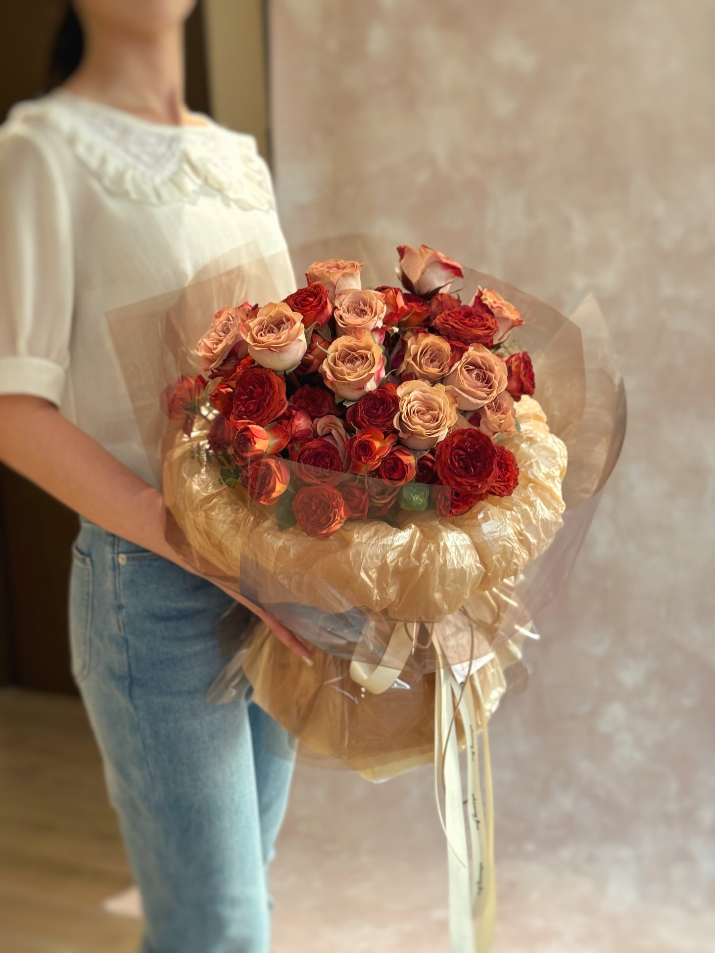 The grand size fresh flowers bouquet held in hand by a model, capturing its neutral khaki wrapping and romantic vintage tones.
模特手持Grand size花束,浅卡其色包裹与复古色调相得益彰,氛围温柔优雅