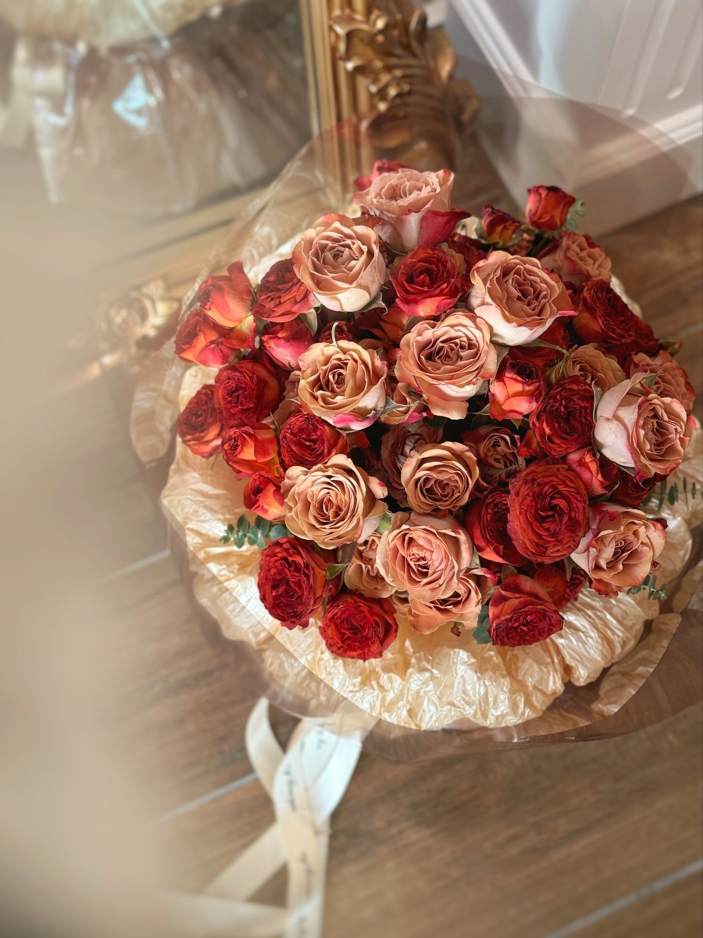 Top-down view of a compact fresh flowers round bouquet with balanced placement of cappuccino and chocolate bubble spray roses, framed with eucalyptus.
俯视图展示紧凑圆形鲜花花束,卡布奇诺玫瑰与复古巧克力泡泡多头玫瑰交错排列,尤加利叶自然点缀,色彩协调。