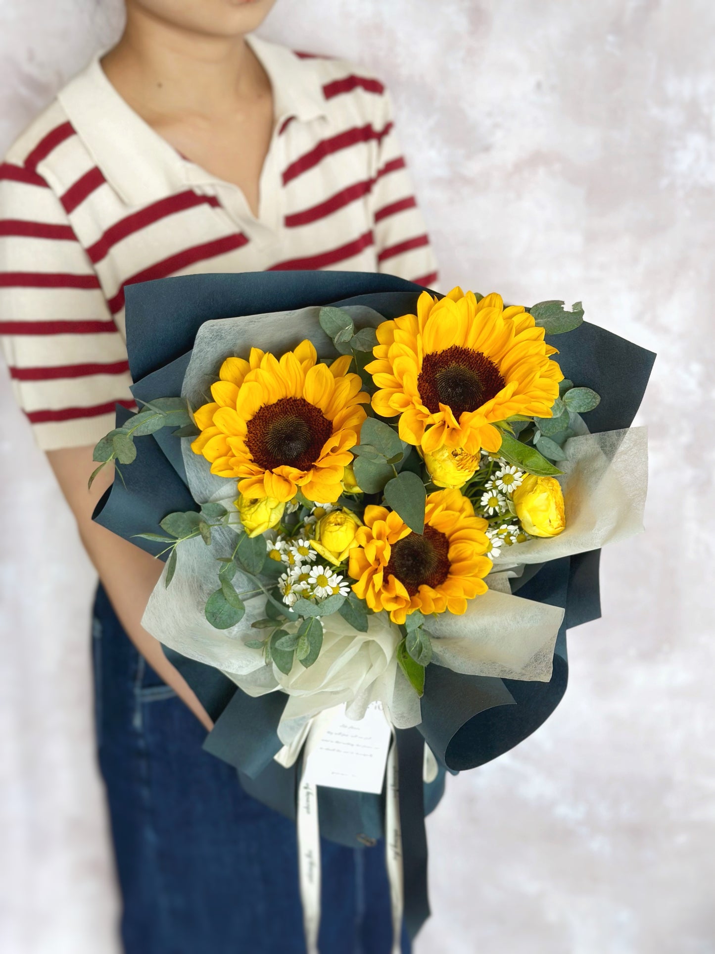 odel holding the bouquet in hand, showing off the confident yellow and navy palette — a bold, graduation-ready look.
模特手持花束,展现黄与藏青色调的坚定风格,毕业氛围浓厚,一款适合送给男生的花束