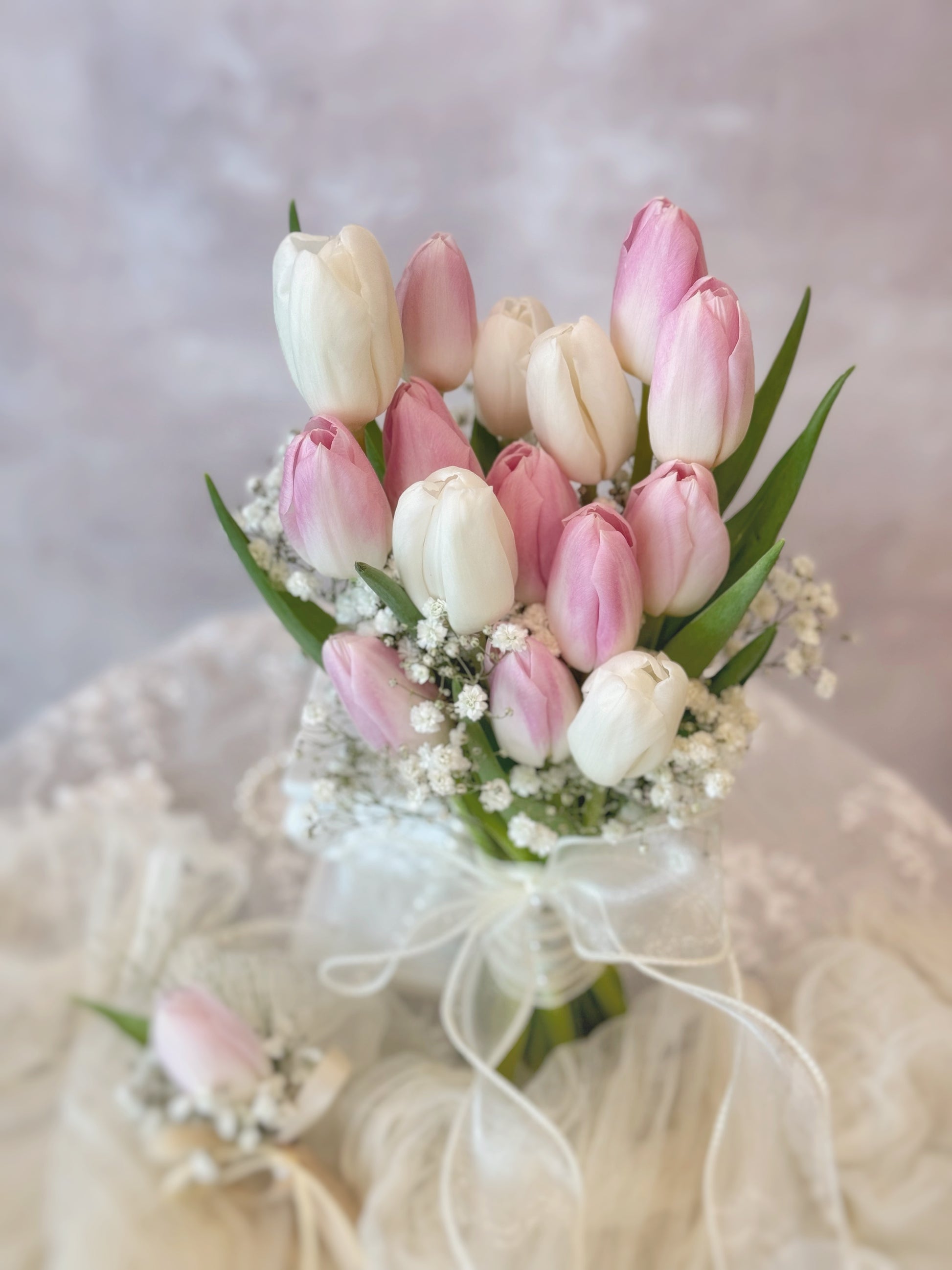 Fresh Dutch tulips and fluffy baby’s breath, carefully arranged for a soft and graceful bouquet
荷兰进口郁金香与满天星精心搭配,打造柔美精致的新娘捧花