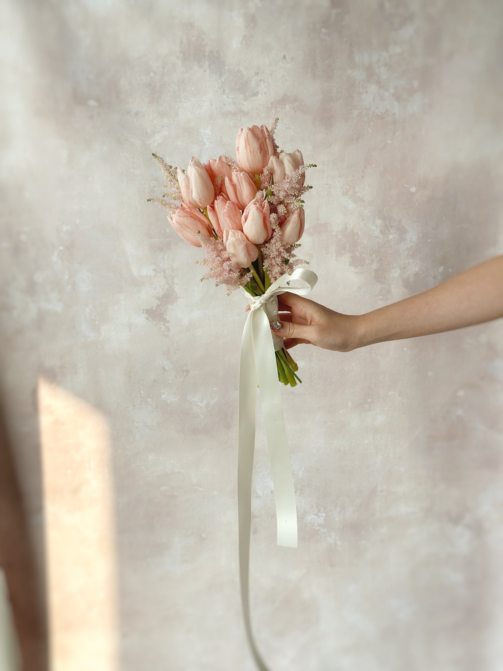 A romantic Korean-style bridal bouquet with delicate tulips and astilbe, perfect for a sweet wedding look
甜美韩系新娘捧花,郁金香与络新妇泡泡草的搭配展现清新浪漫