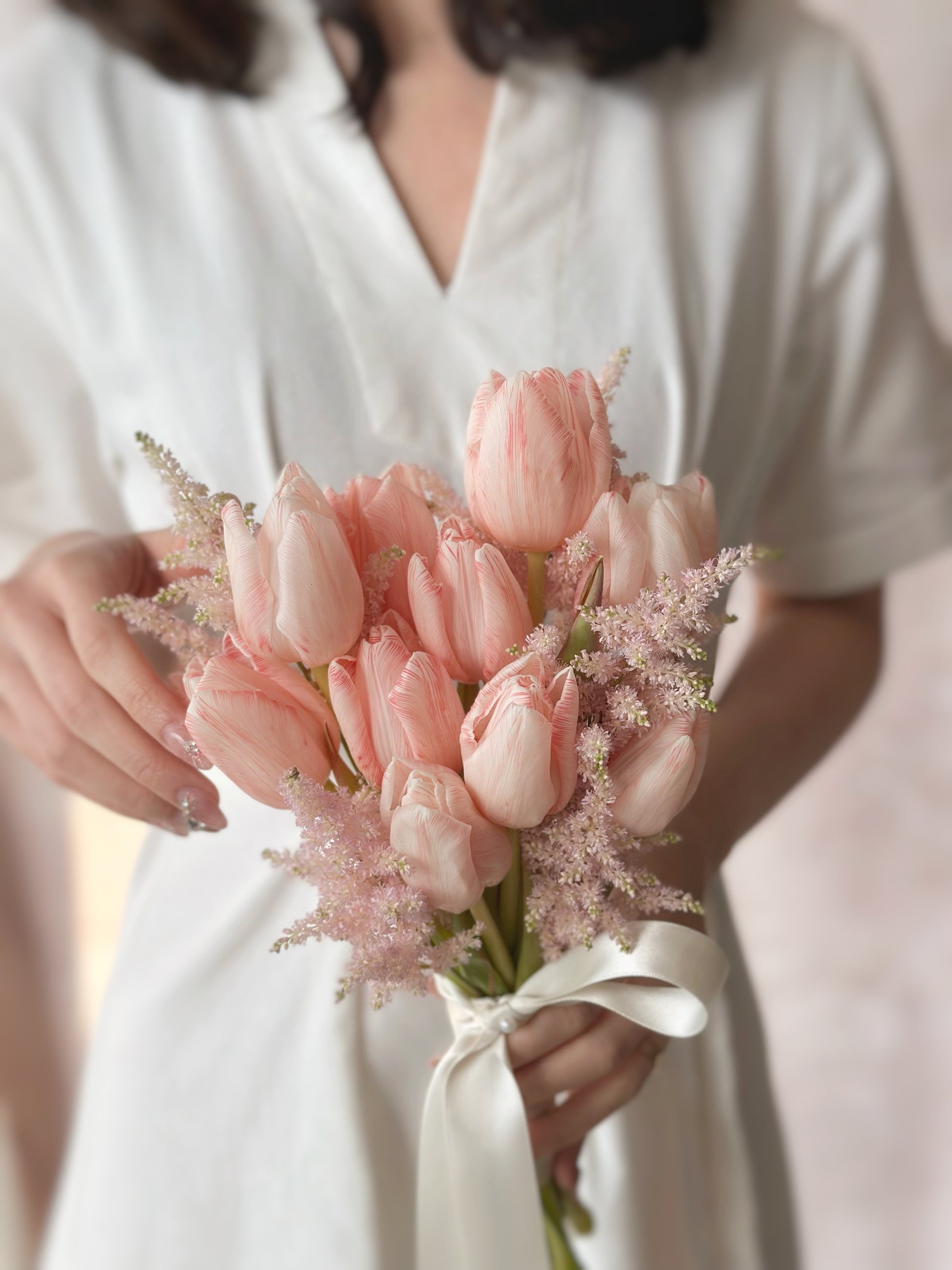 The graceful curves of tulips and the feathery softness of astilbe create an elegant and delicate bouquet
蜜桃粉郁金香的优雅曲线与络新妇泡泡草的轻柔质感,打造精致唯美的捧花