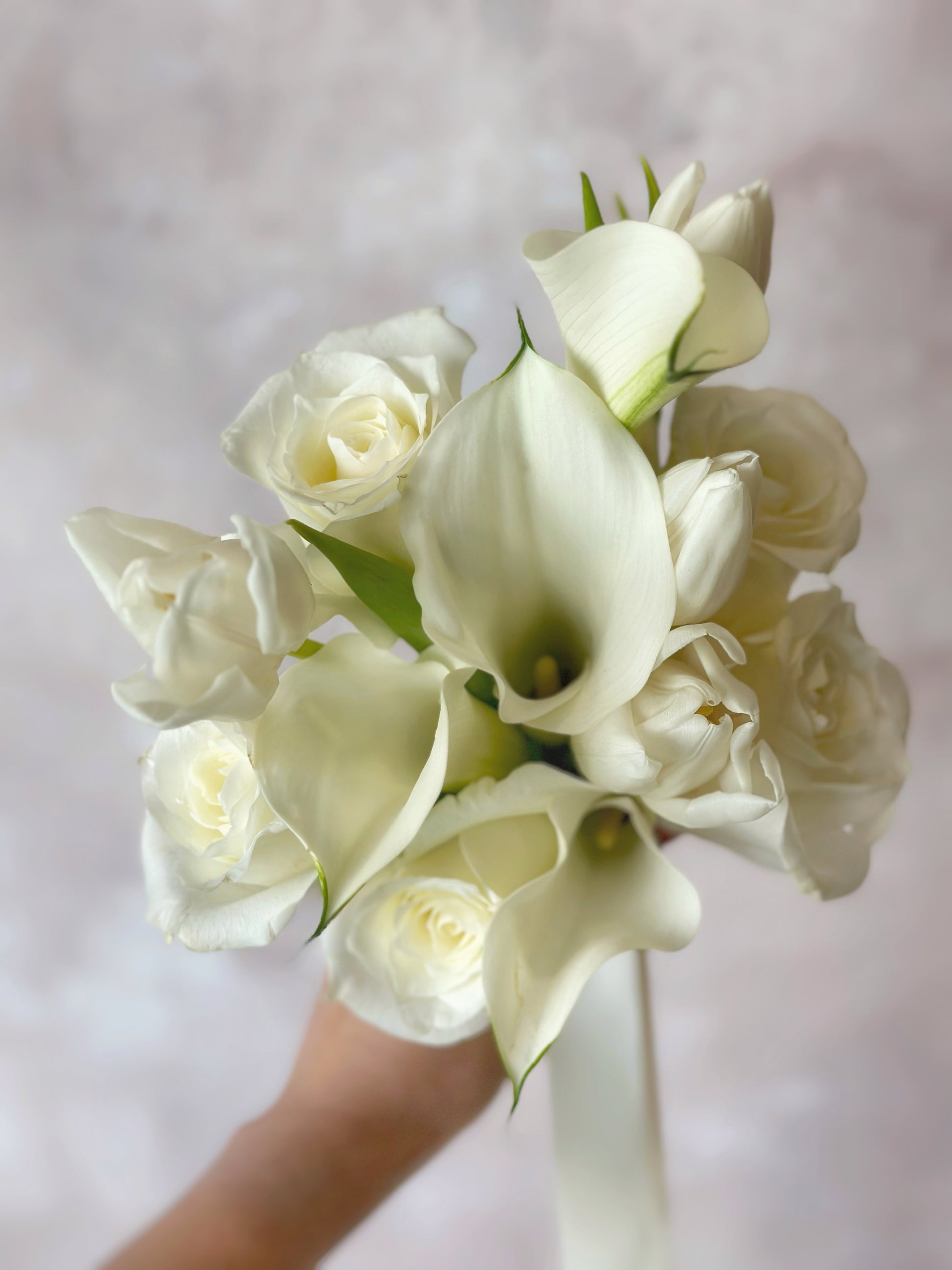 The gentle and refined beauty of premium white flowers, perfect for a sophisticated bridal bouquet
高级白色花卉的柔美质感,打造精致新娘捧花