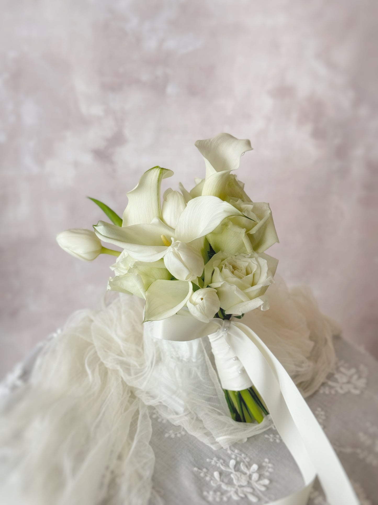 Smooth, elegant petals of calla lilies and tulips, arranged in a graceful and simple bridal bouquet
马蹄莲与郁金香的光滑花瓣细节,打造优雅简约的新娘捧花