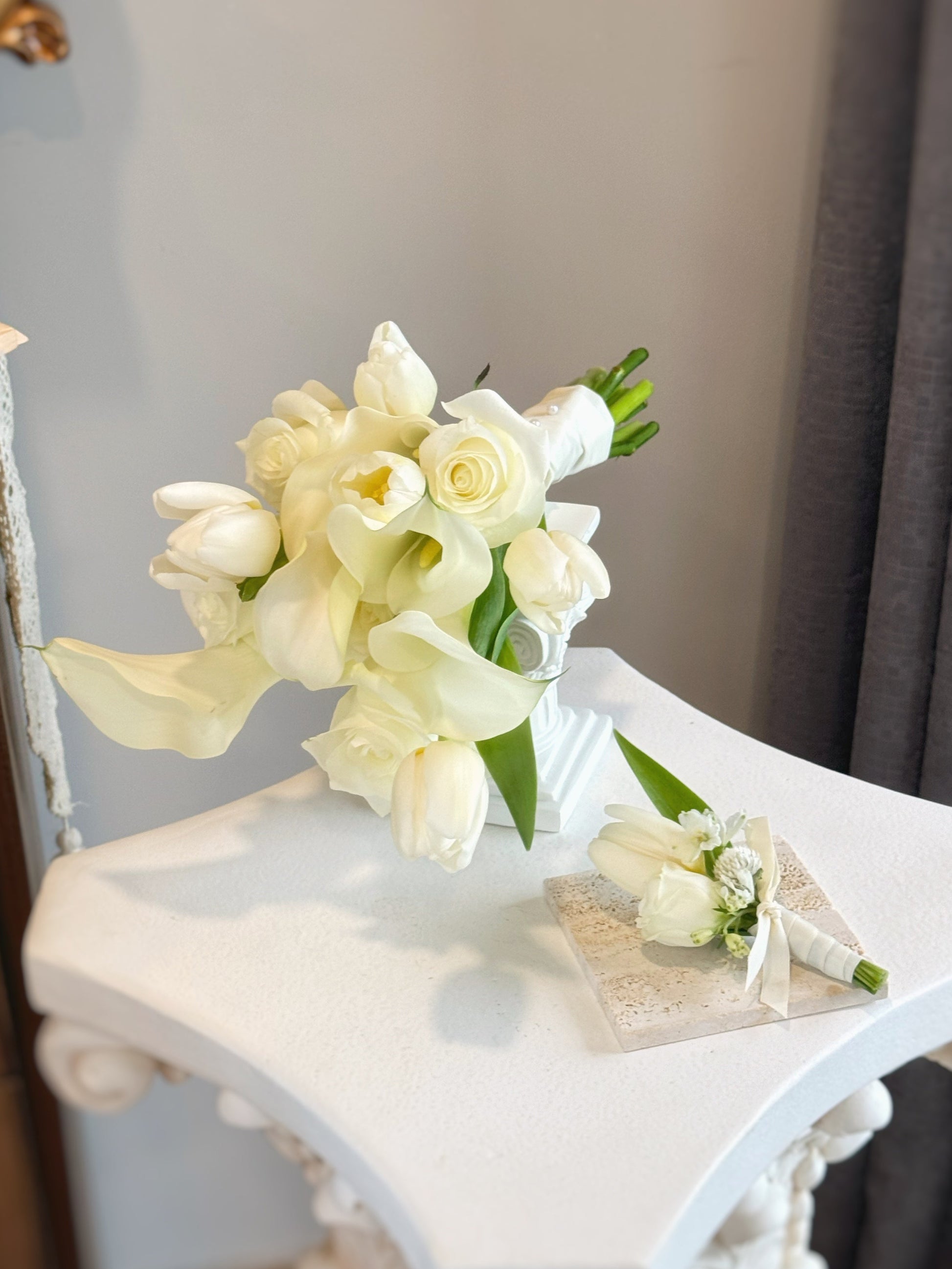 The perfect pairing of a white floral bouquet and boutonniere, exuding understated elegance
白色马蹄莲郁金香捧花与新郎郁金香胸花的完美搭配,散发低调奢华的优雅气息