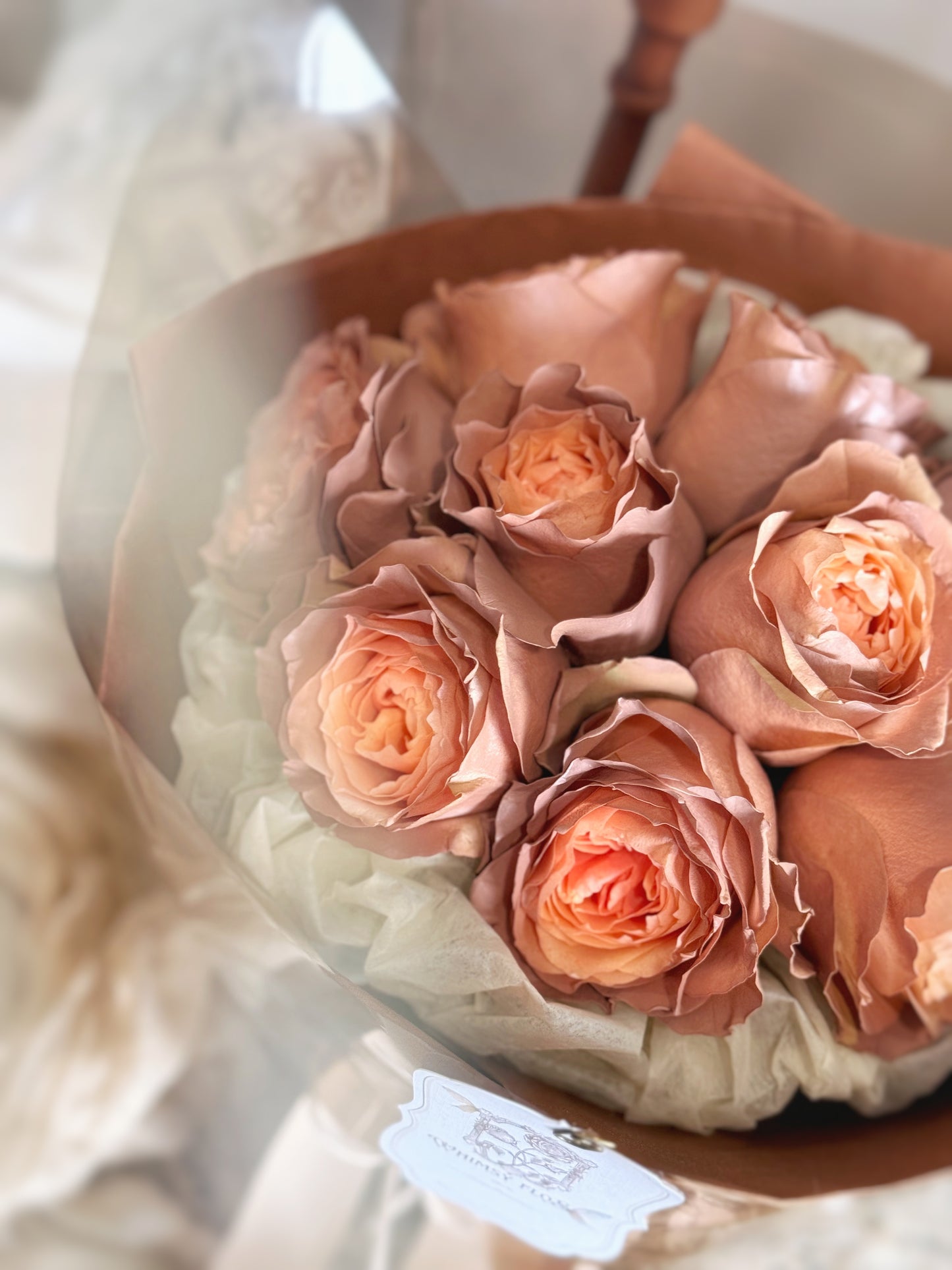 Close-up of pink mocha rose petals with hand-sprayed brown tones, highlighting their aged blush effect and delicate texture.
特写镜头展示喷色粉咖玫瑰花瓣,棕色喷涂细节营造岁月感,花材质地柔美细腻