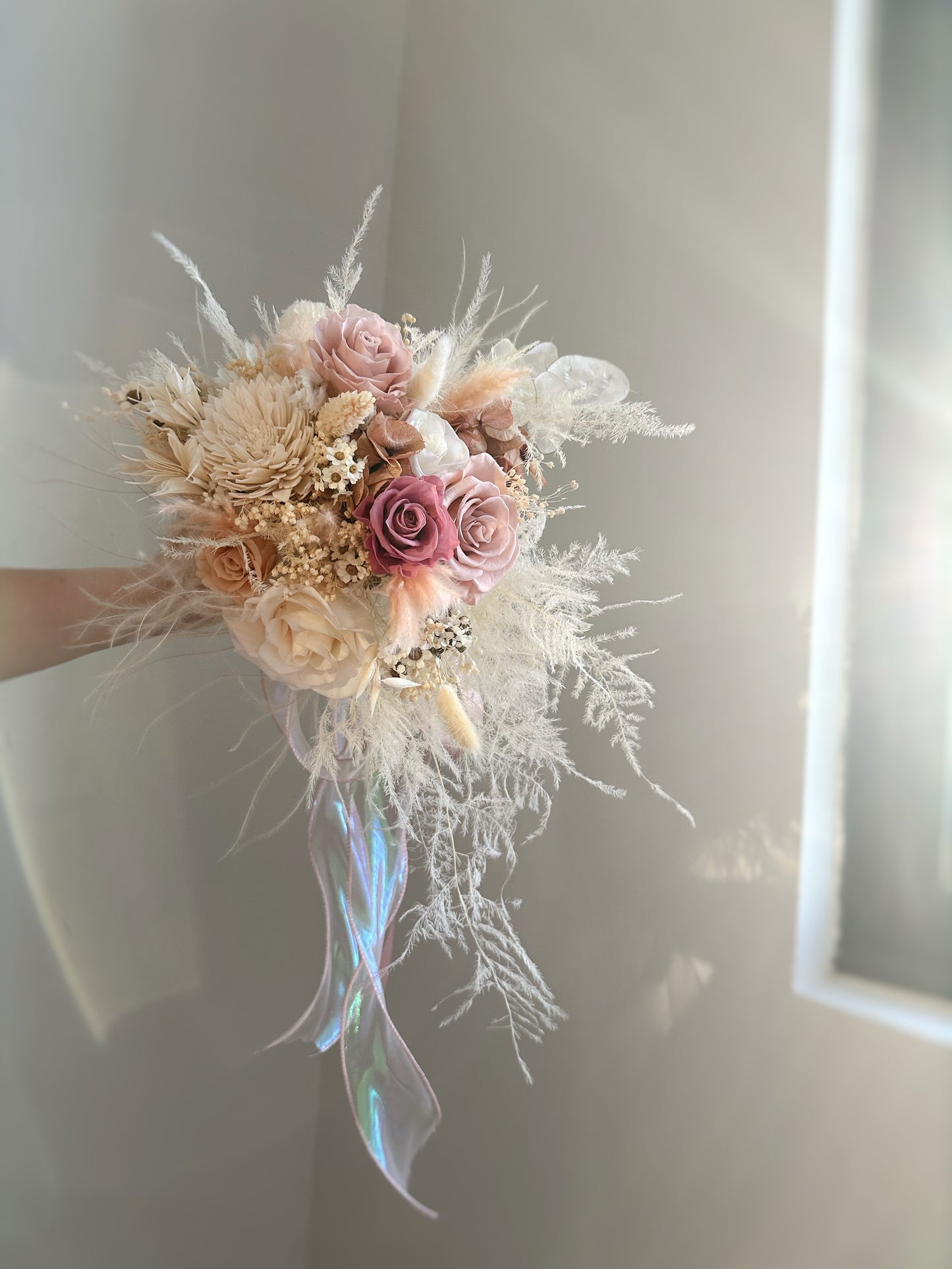 Soft, flowy layers of florals create a naturally cascading silhouette for the bridal bouquet. 柔美花朵与绿叶层叠,形成自然流畅的瀑布形轮廓。