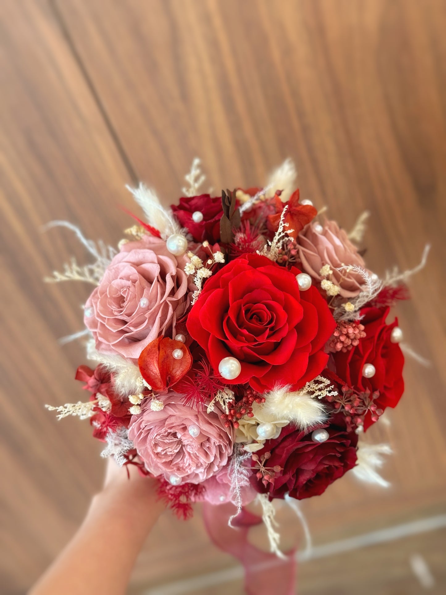 Close-up of preserved rose petals and small pearl accents, capturing the bouquet’s refined textures and vintage elegance.
特写镜头聚焦花瓣细节与珍珠点缀,呈现精致质感与复古浪漫氛围。