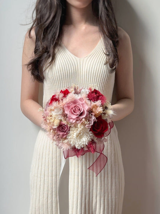A bride holding the Rosie bouquet, adding a touch of bold romance to her wedding look.
新娘手持Rosie捧花,为婚礼造型增添一抹大胆浪漫气息。