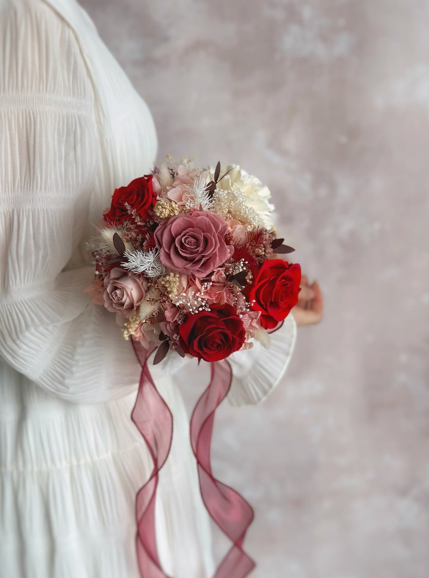 Designed to be a statement piece, exuding warmth, love, and timeless charm.
彰显温暖、爱意与永恒魅力的经典捧花设计。