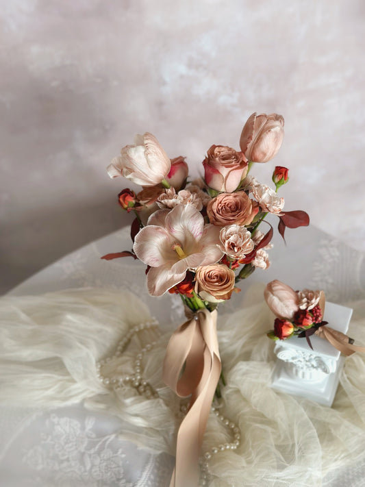 A fall-themed tulip bridal bouquet with a matching groom's tulip corsage in blush and brown hues
秋季主题郁金香新娘捧花,搭配柔粉与棕色系同款胸花