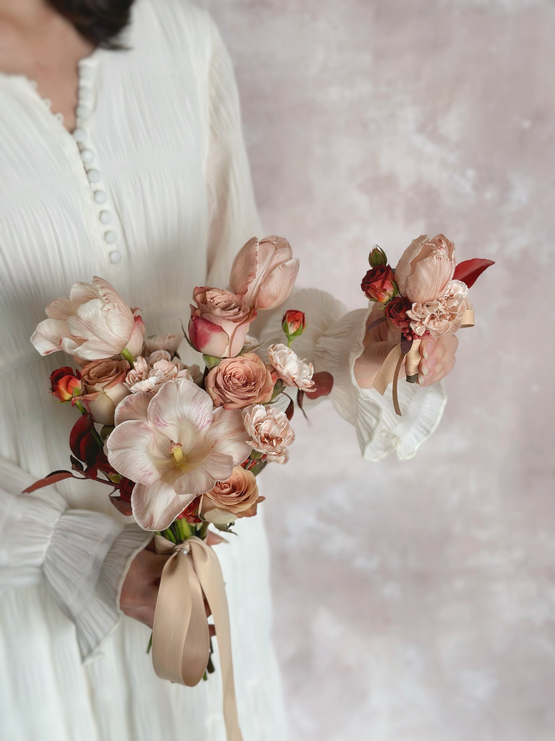 Romantic tulip bouquet with coordinating boutonniere, perfect for fall weddings
浪漫秋色新娘郁金香捧花与协调设计的新郎郁金香胸花,秋季婚礼主题的完美搭配