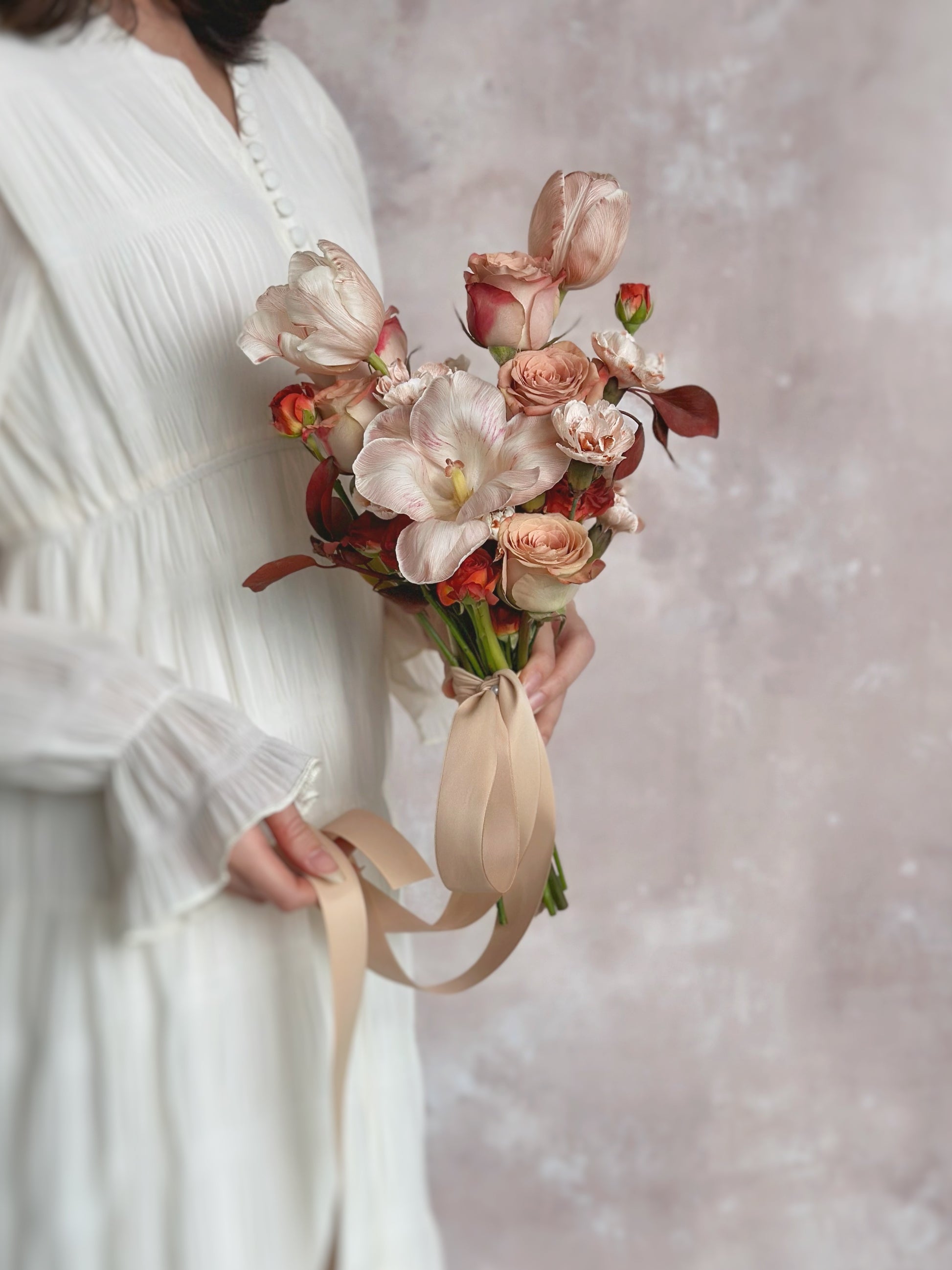 Tulip and cappuccino roses bouquet in muted blush and warm brown hues, ideal for autumn brides
柔和粉色与温暖棕色交织的郁金香与卡布奇诺玫瑰, 巧克力泡泡玫瑰捧花,秋季新娘的理想选择