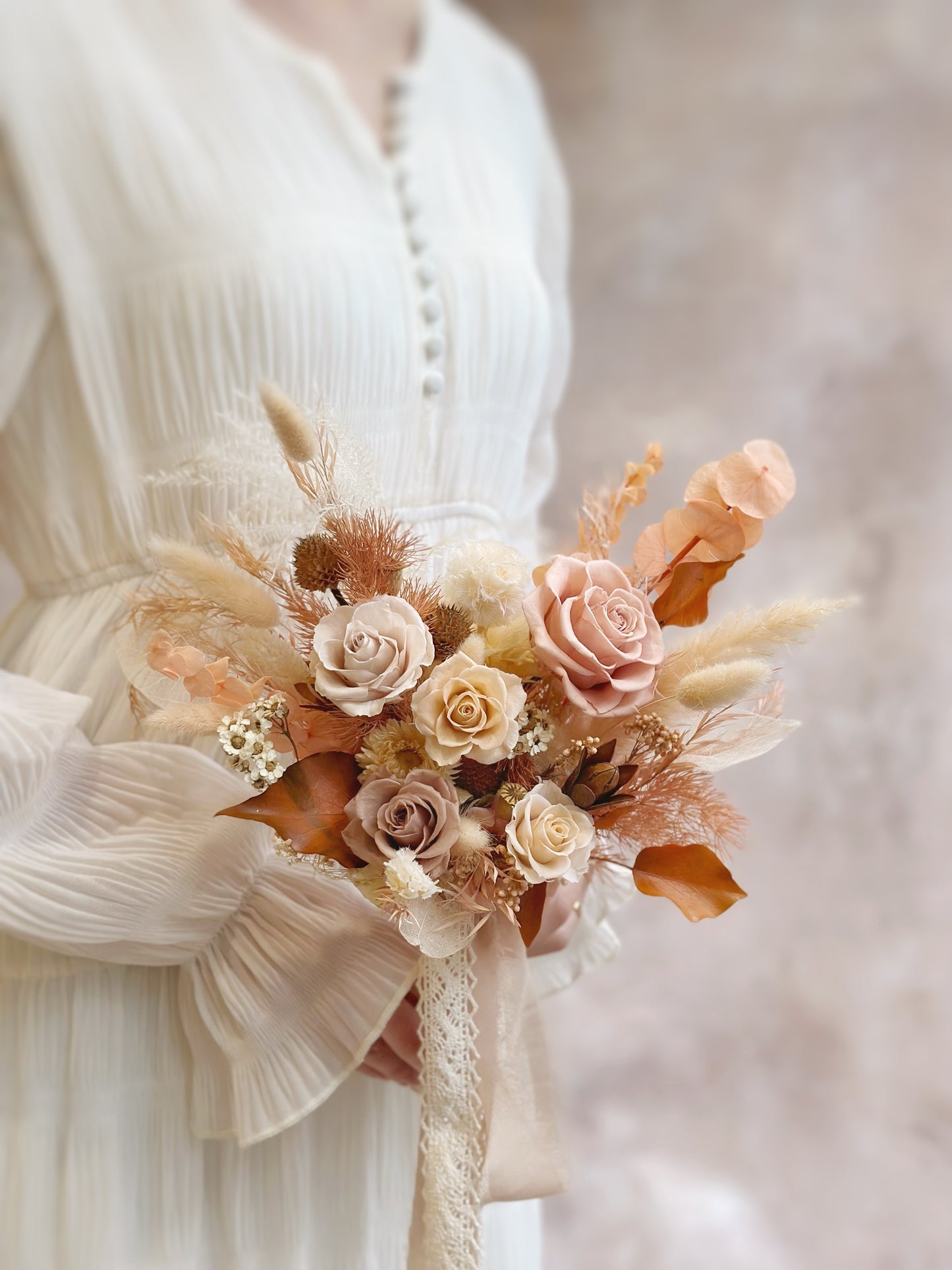 The warm and sophisticated palette exudes an understated yet luxurious charm.
温暖而高级的色调散发低调奢华的气质。
