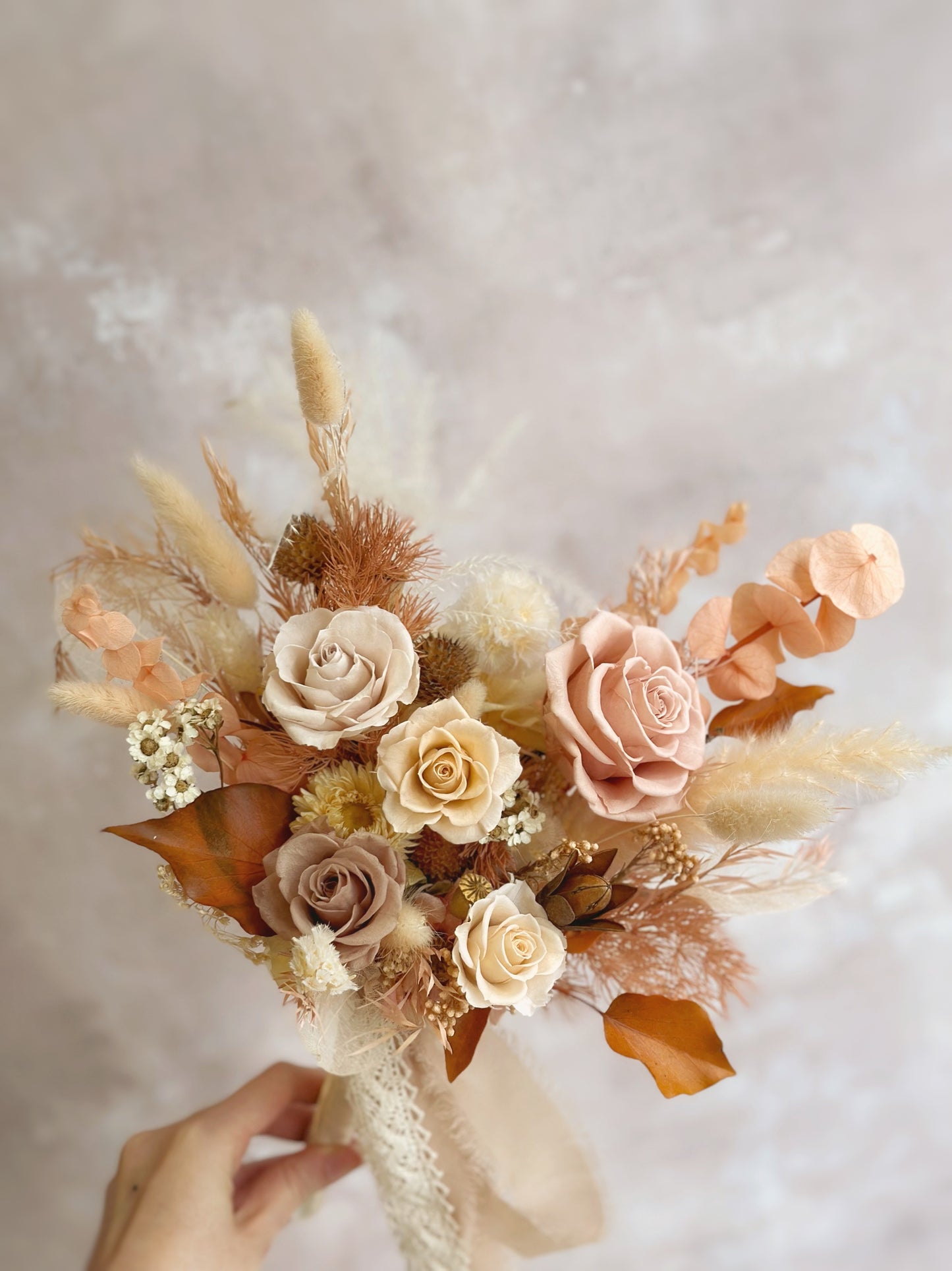 Soft and warm color tones create a romantic, vintage-inspired aesthetic preserved rose bridal bouquet
柔和的暖色调营造浪漫而复古的美感的永生新娘捧花