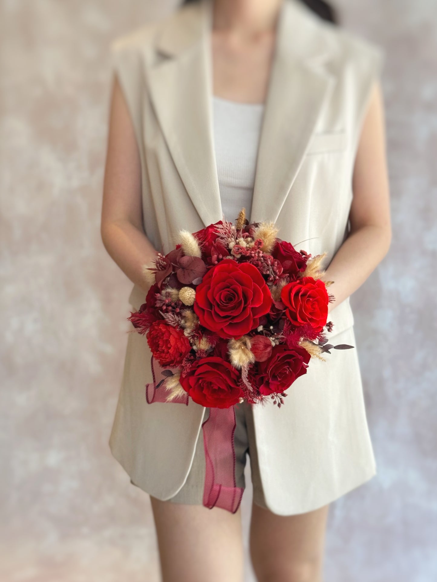close-up of preserved rose petals and fillers, showing fine textures and lasting beauty — pollen-free and elegant.
特写镜头聚焦永生花瓣与细节质感,零花粉、精致耐看,是爱的恒久象征