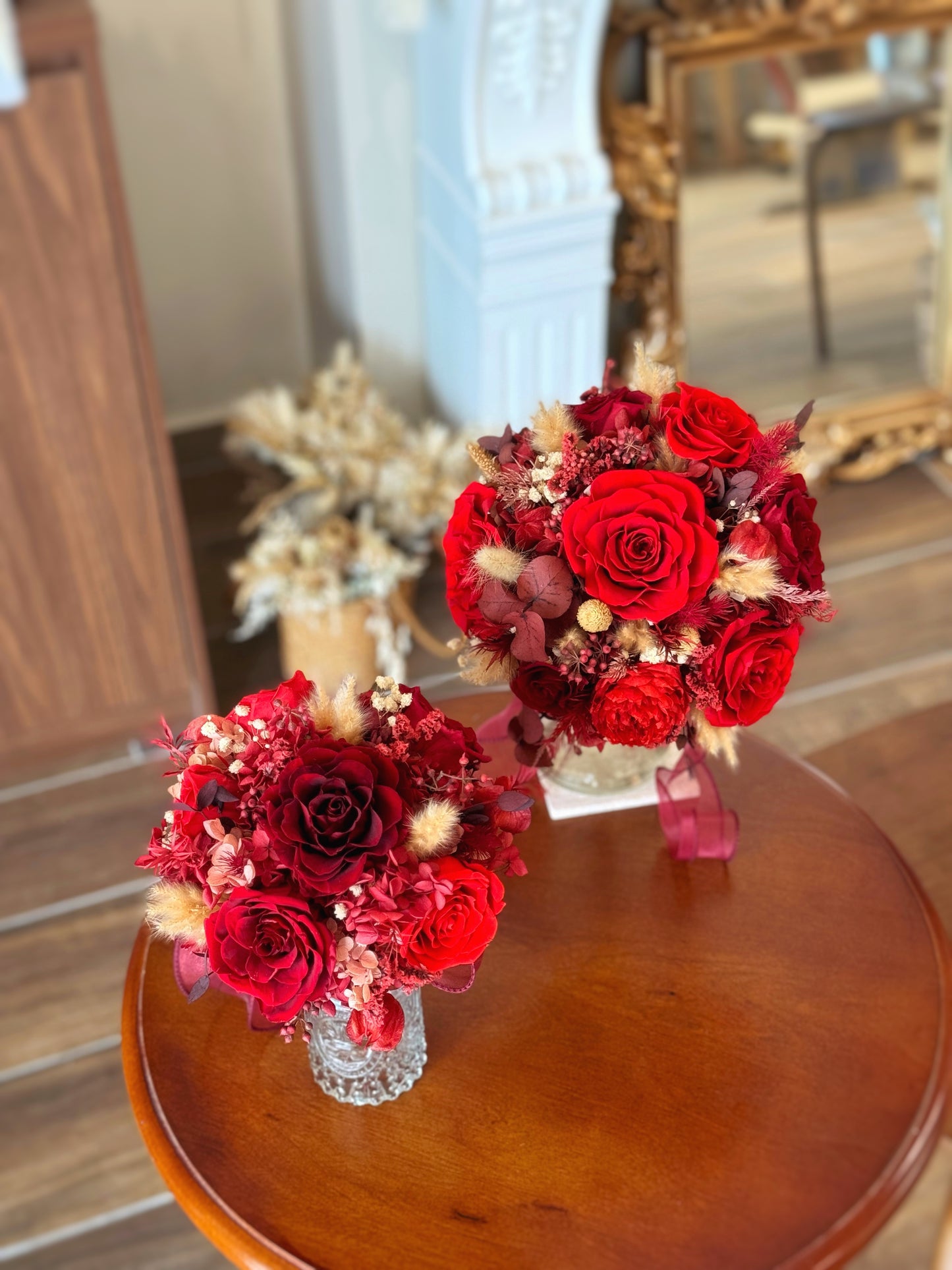 preserved round Bouquet displayed on a table surface, showing the round form and rich color story — a preserved keepsake for years to come.
花束平放在桌面,圆润花型与浓郁色彩尽显浪漫氛围,是可长期珍藏的美好纪念