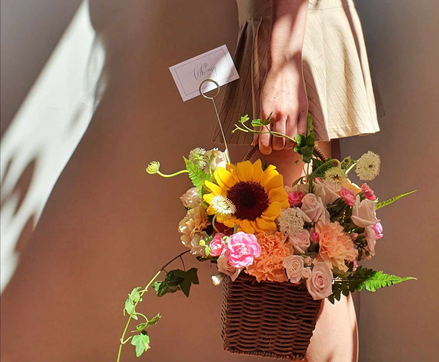 Basket held by model, radiating joy and color — perfect for celebrations, surprises, or heartfelt moments.
模特手持花篮,散发温暖与活力,适合庆祝、惊喜或表达心意的时刻