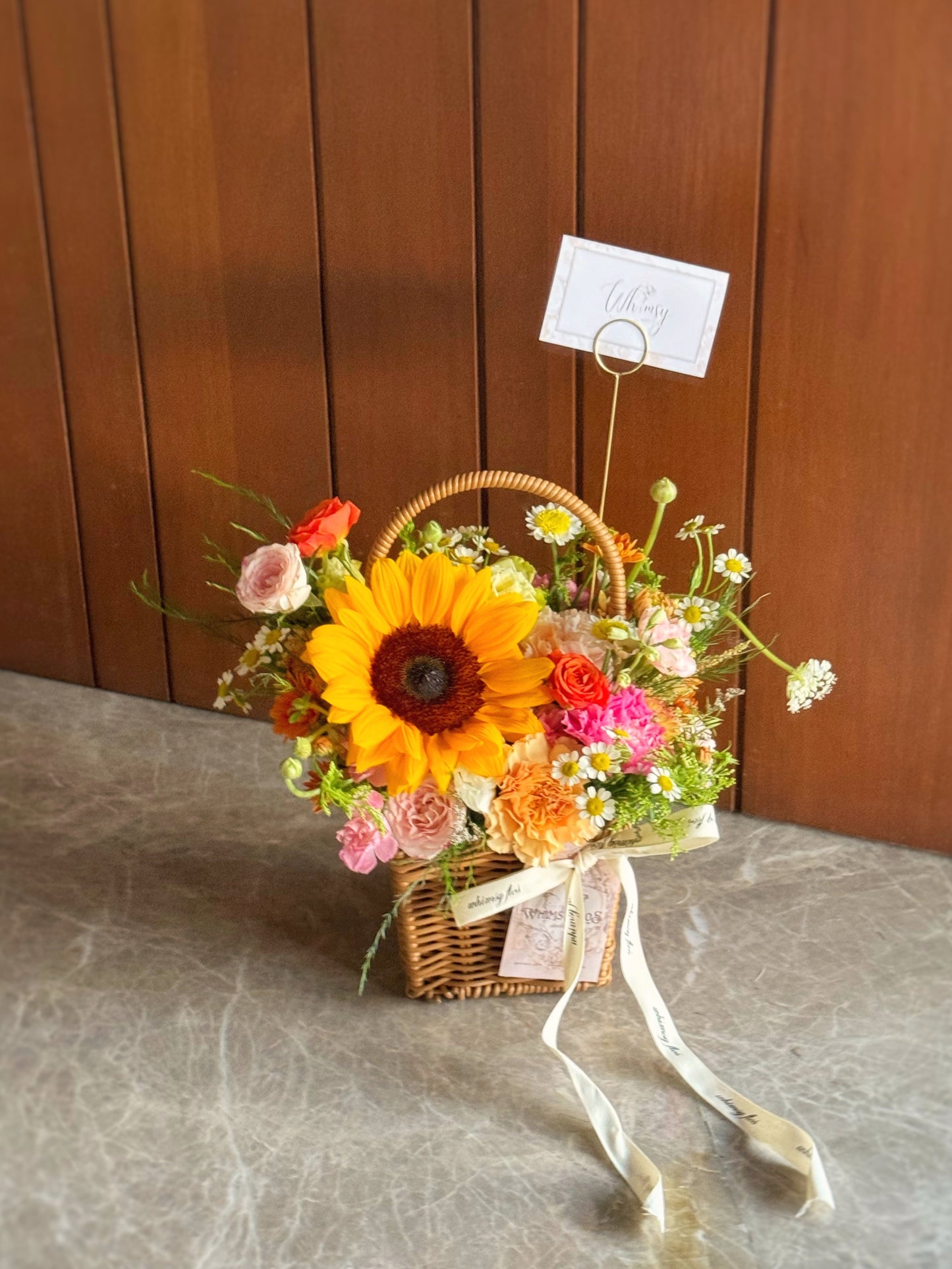 Top-down view showing balanced floral placement with a mix of sunflower faces, warm-colored blooms, and greens.
俯视图展现向日葵、暖色花朵与绿叶的协调组合与均衡布局。