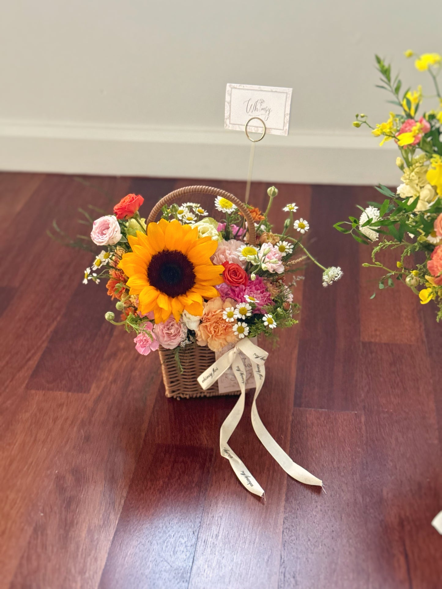 Close-up of bright yellow sunflowers with vibrant orange and pink blooms, highlighting cheerful tones and natural textures.
向日葵与橙粉花朵特写,凸显愉悦色彩与自然花瓣质感。