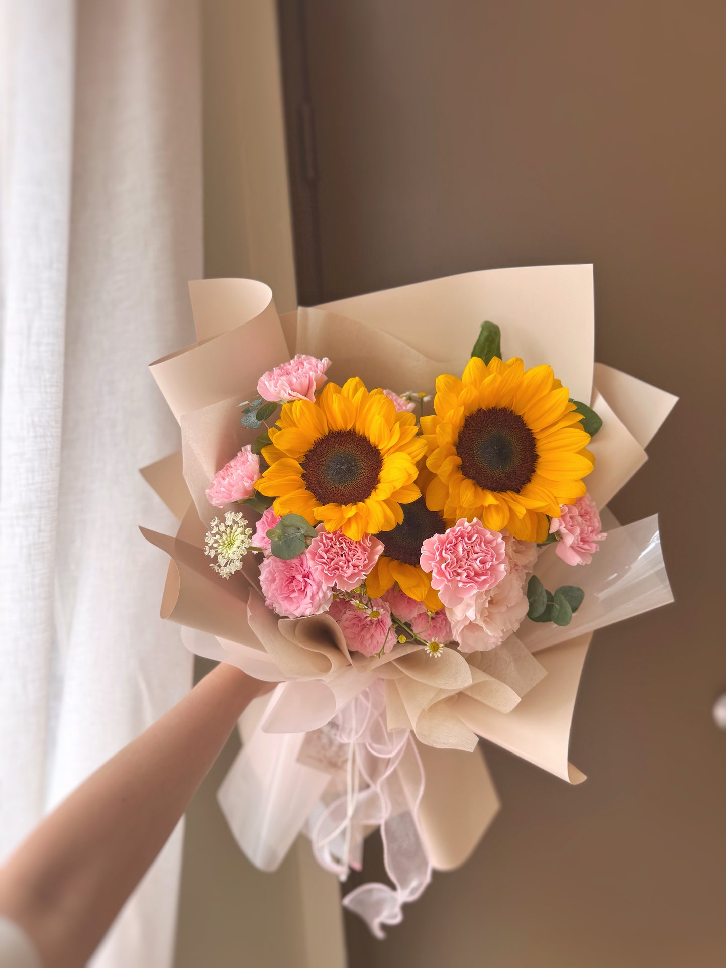 Bouquet held outward at arm’s length with only hands and flowers visible, emphasizing its vibrant and heartfelt composition.
手臂向前延伸持花,仅展示手部与花面,突出花束的明快色彩与真挚情感