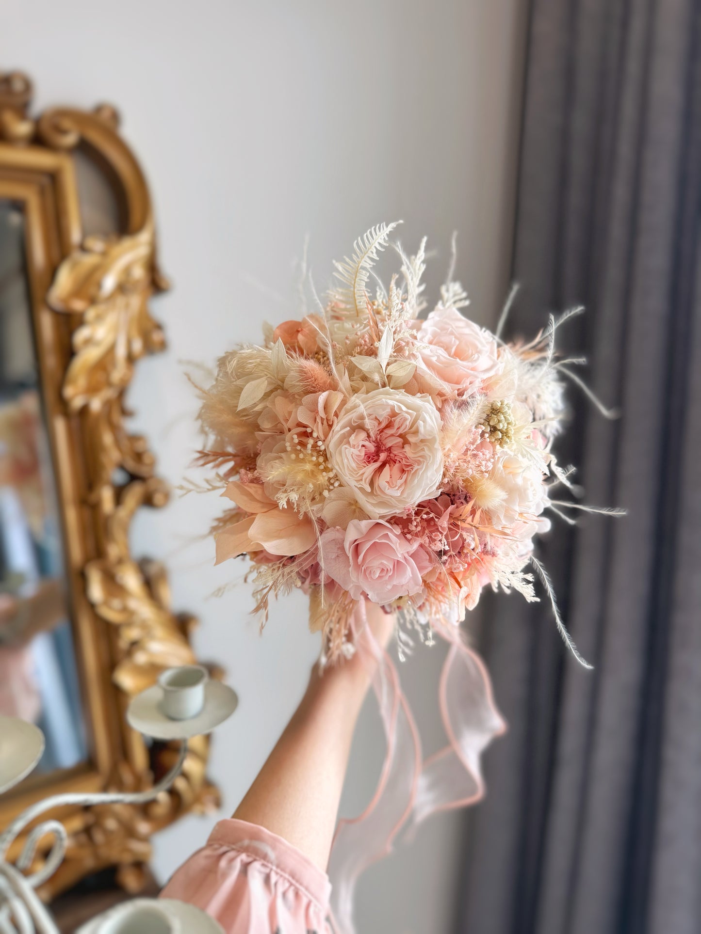The round preserved flowers bouquet’s soft peachy and white color palette enhances the bride’s romantic and elegant look.
柔和的色彩搭配,完美衬托新娘的浪漫优雅造型。