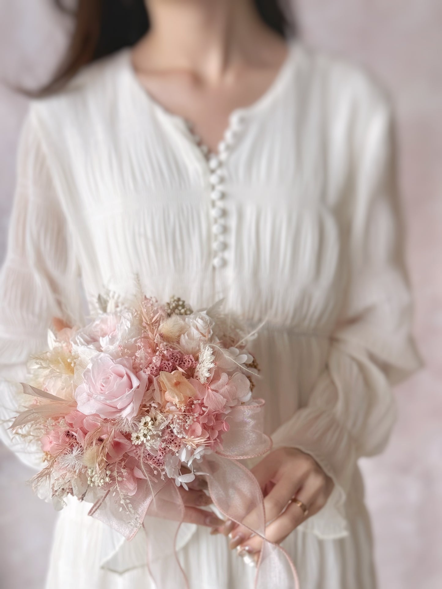Side view of the bouquet, showcasing its perfectly rounded silhouette and well-balanced floral arrangement.
侧面视角展现捧花的完美圆润造型与均衡的花艺设计。