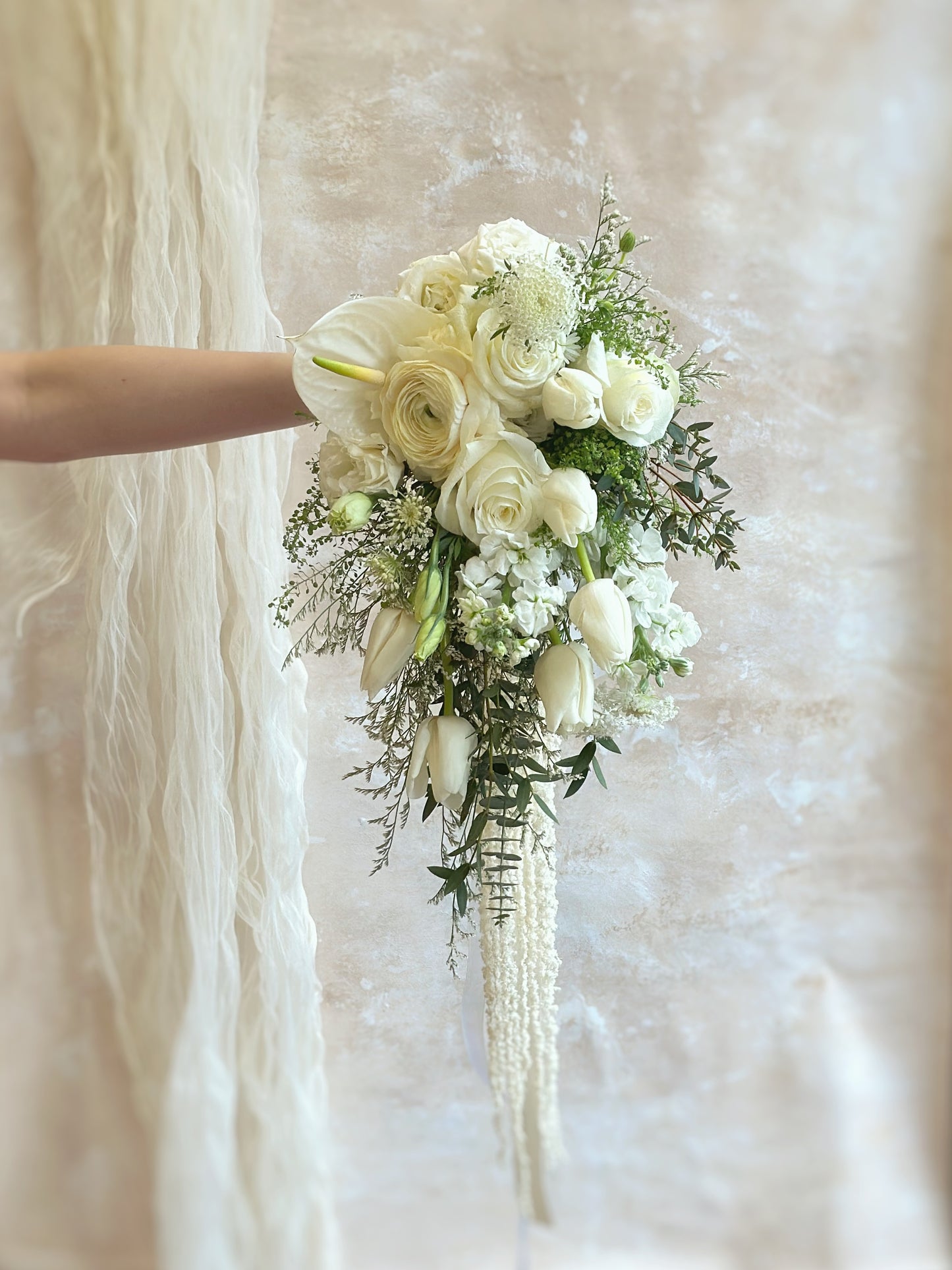 Elegant garden vibes cascading fresh flowers bouquet with soft and flowing floral arrangement
柔美流畅的花束设计,营造自然花园氛围